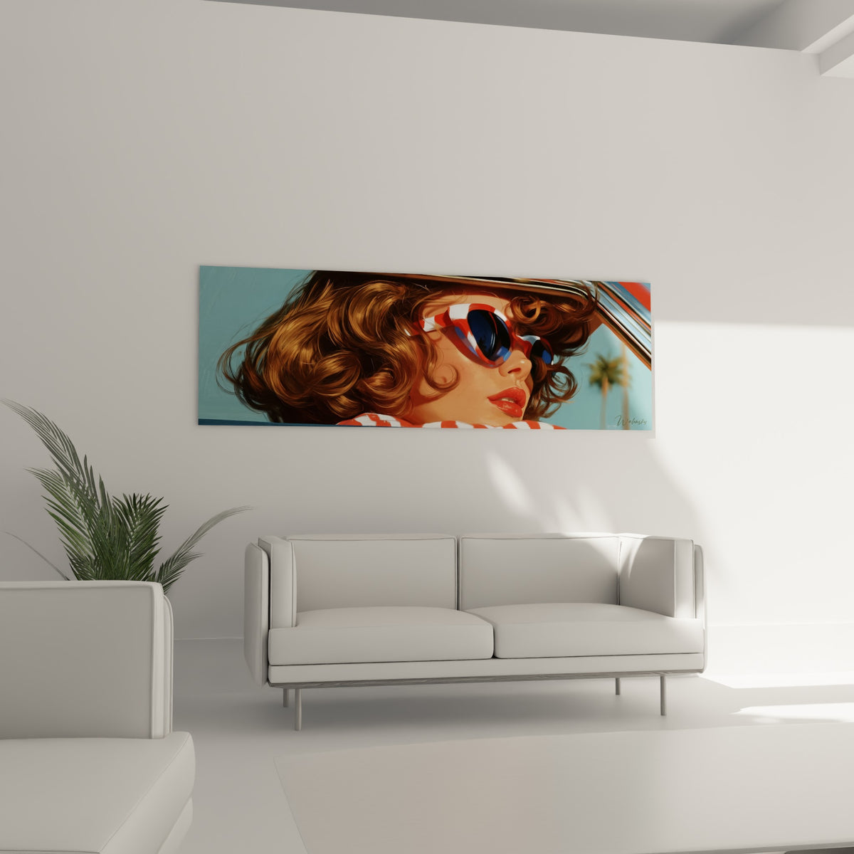 Visage d'une femme rousse aux lunettes rayées rouge et bleu, accroché au-dessus d'un canapé dans un salon lumineux