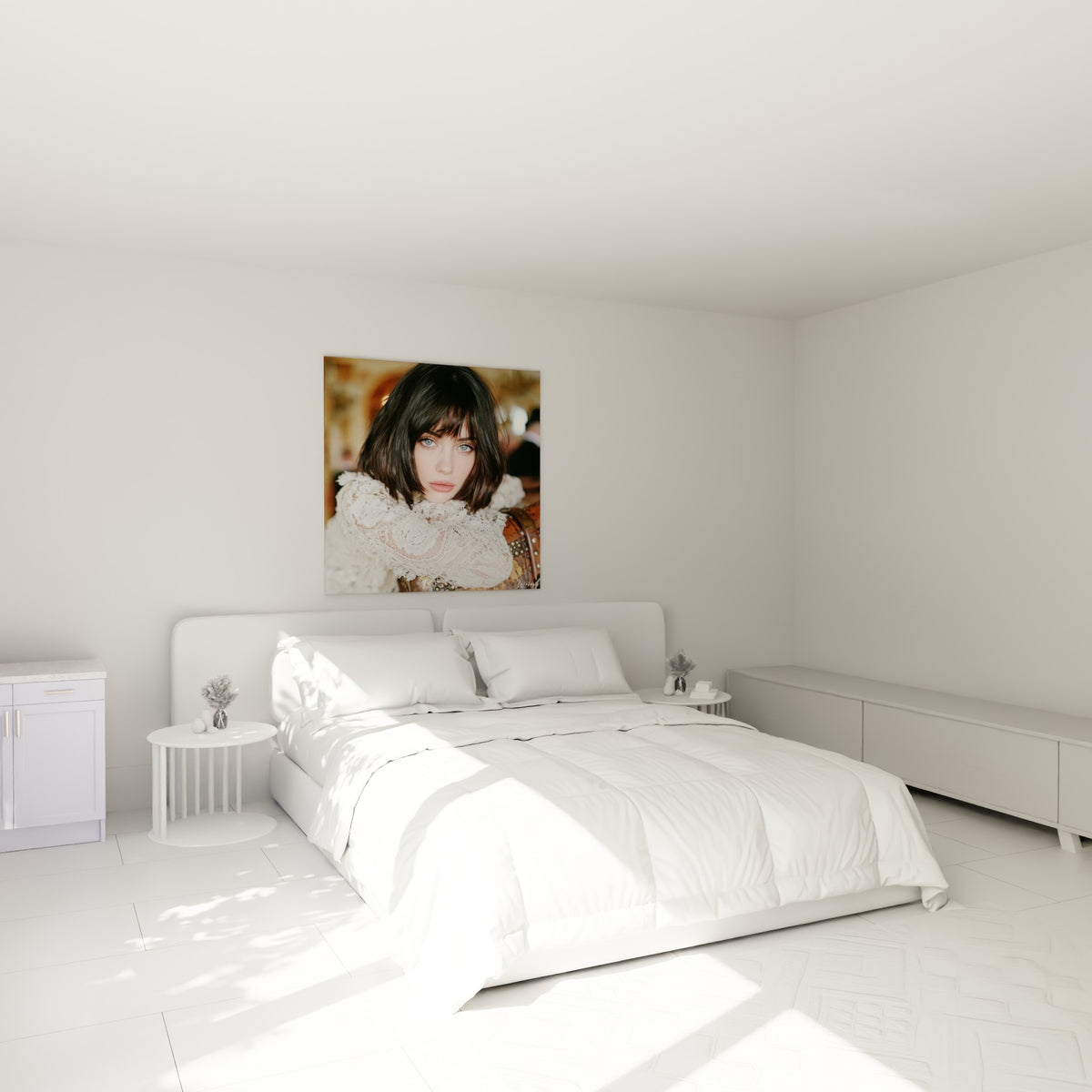 Visage aux yeux bleus et dentelle ivoire orne le mur au-dessus d'un lit dans une chambre claire