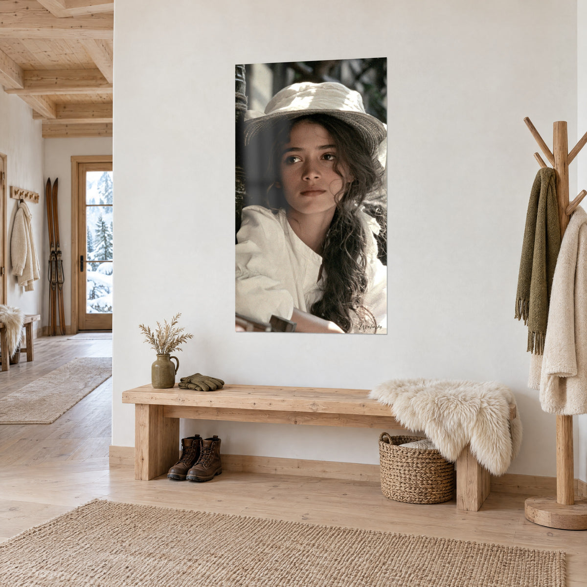 Visage contemplatif de jeune femme au chapeau paille beige, au-dessus d'un canapé dans un salon lumineux