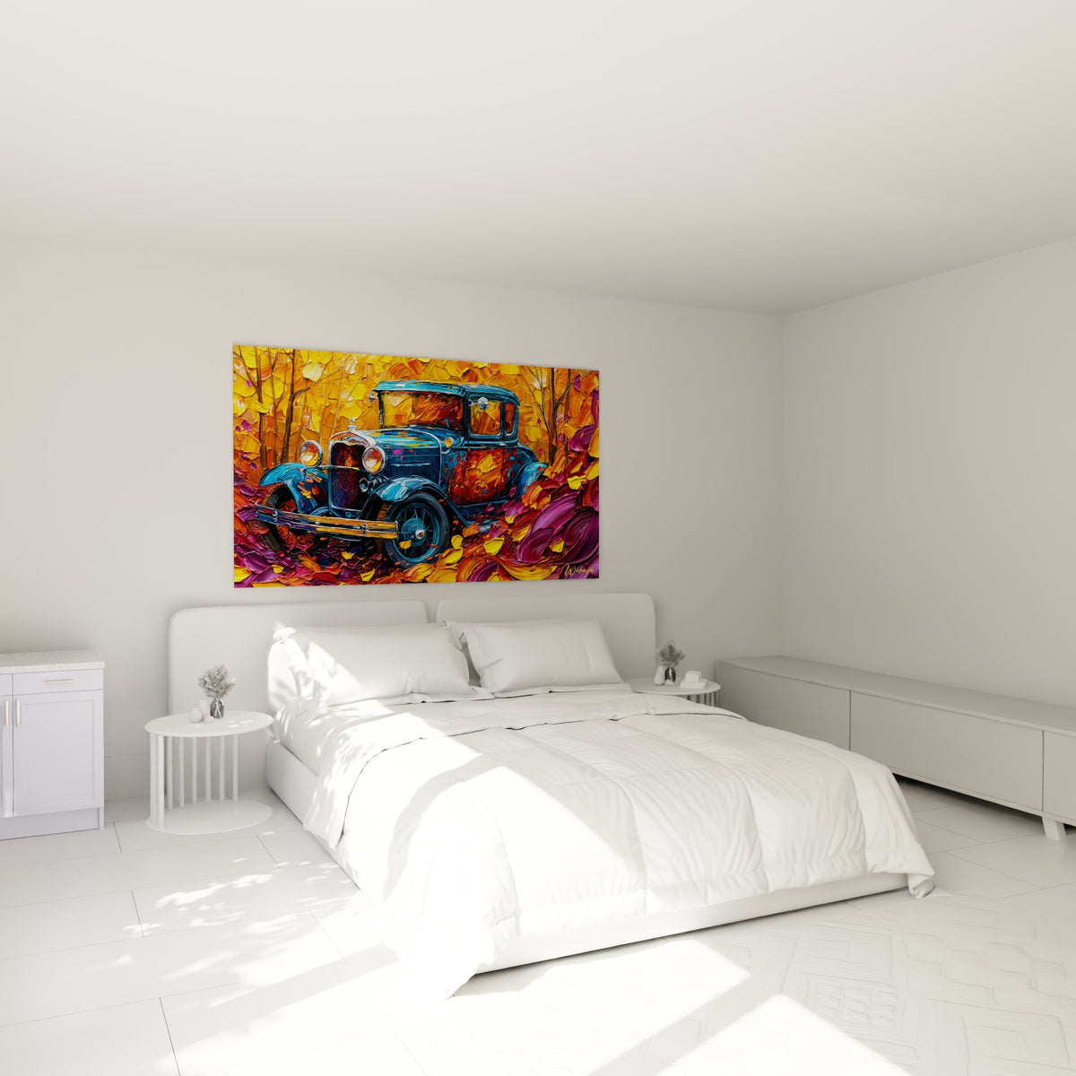 Véhicule ancien bleu marine et doré, au-dessus d'un lit dans une chambre claire