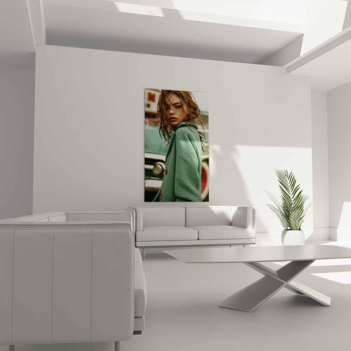 Chevelure ébouriffée et manteau vert menthe texturé, œuvre accrochée au-dessus d'un canapé dans un salon lumineux