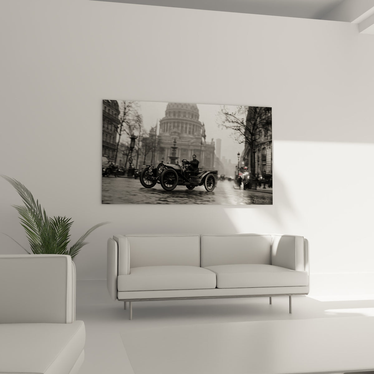 Voiture d'époque argentée traversant une avenue pavée, présentée au-dessus d'un canapé dans un salon lumineux