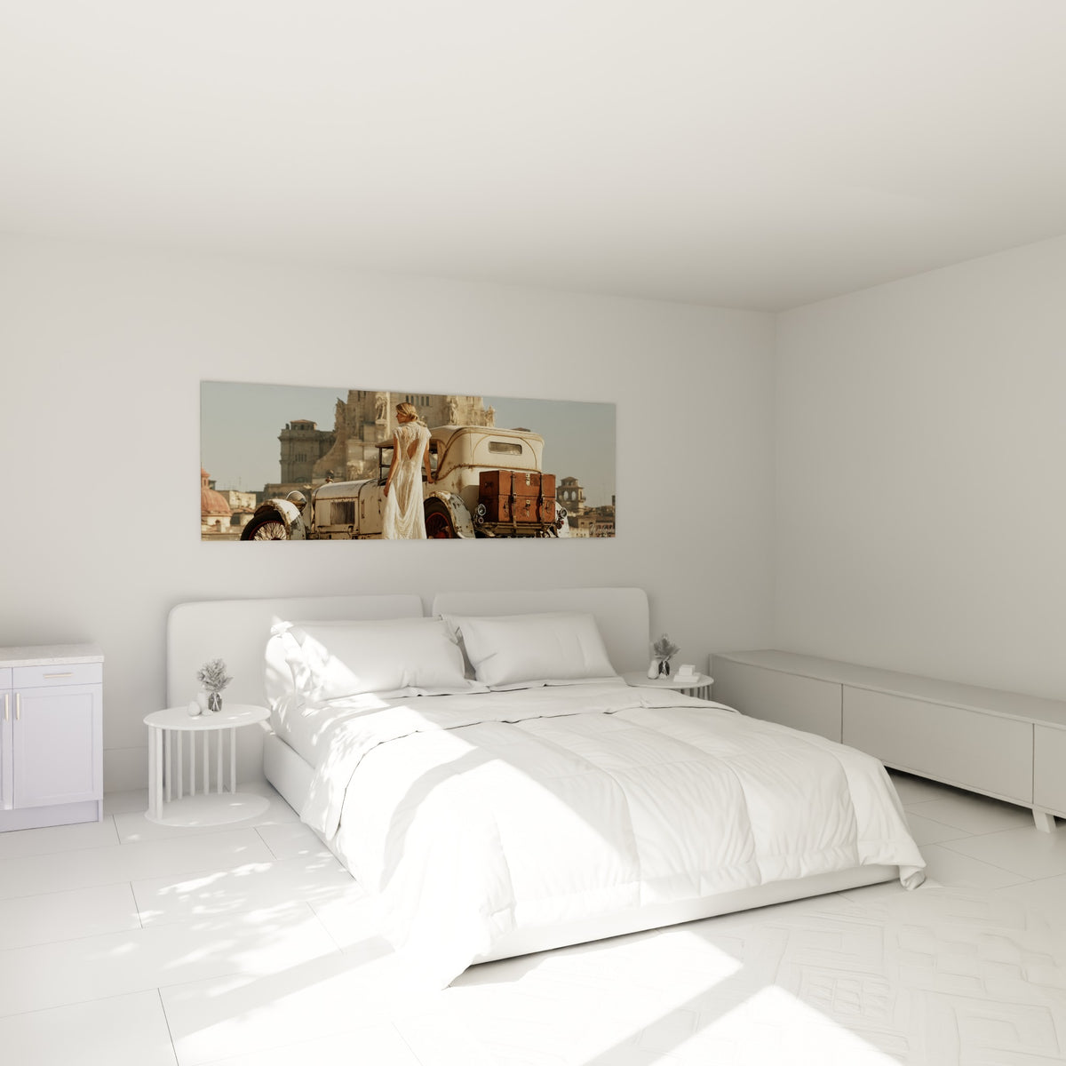 Voyageuse en robe blanche près d'une automobile crème patinée, au-dessus d'un lit dans une chambre claire