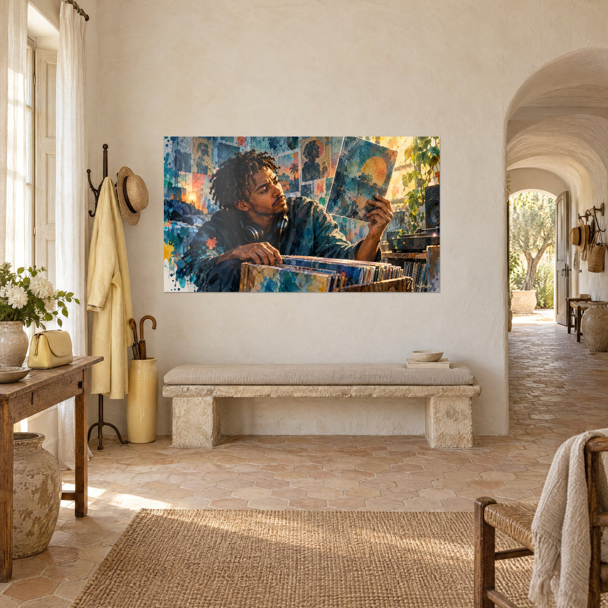 Tableau mélomane en sweat bleu sarcelle brandissant une pochette dorée, vue de trois-quarts, mur chaux, banc de pierre