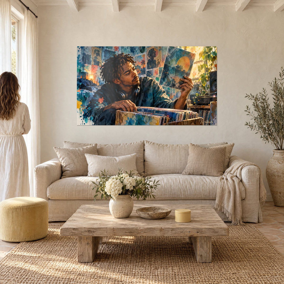 Tableau collectionneur aux dreadlocks feuilletant ses disques, bleu et ocre, deux personnes de dos au-dessus d'un canapé dans un salon lumineux