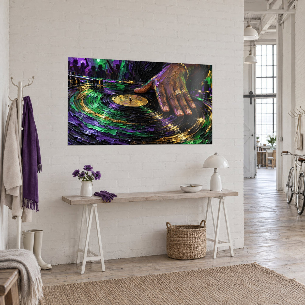 Schilderij bruine hand met gouden ringen op een paarse en smaragdgroene vinylplaat, driekwartaanzicht in een loft