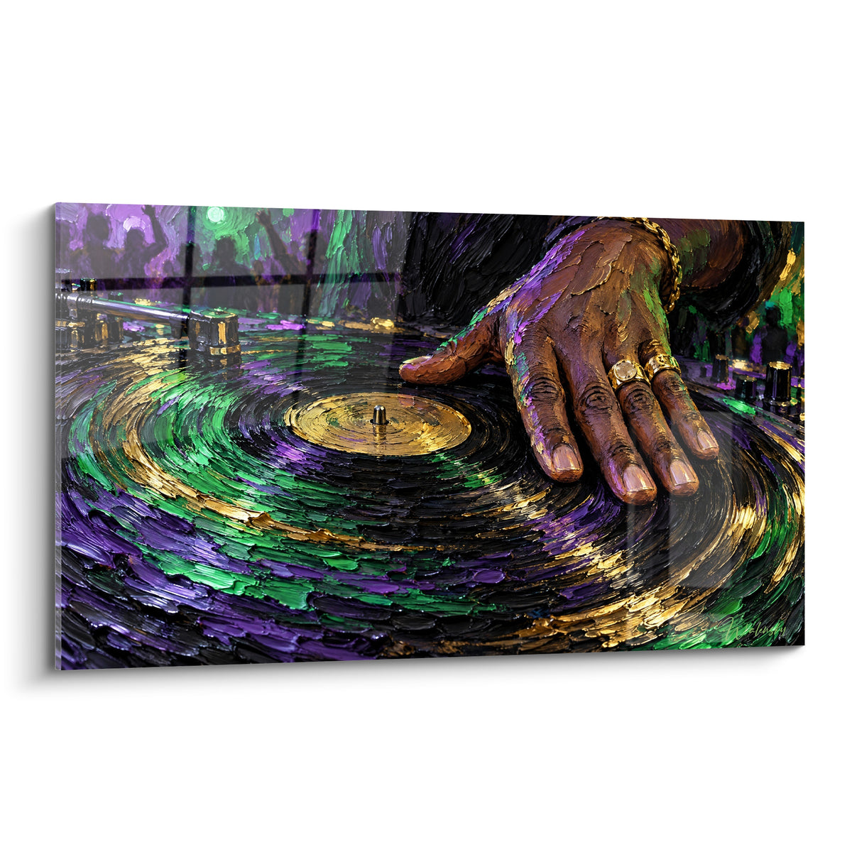 Schilderij vinyl bruine hand met gouden ringen op paarse plaat, getextureerd groen en goud