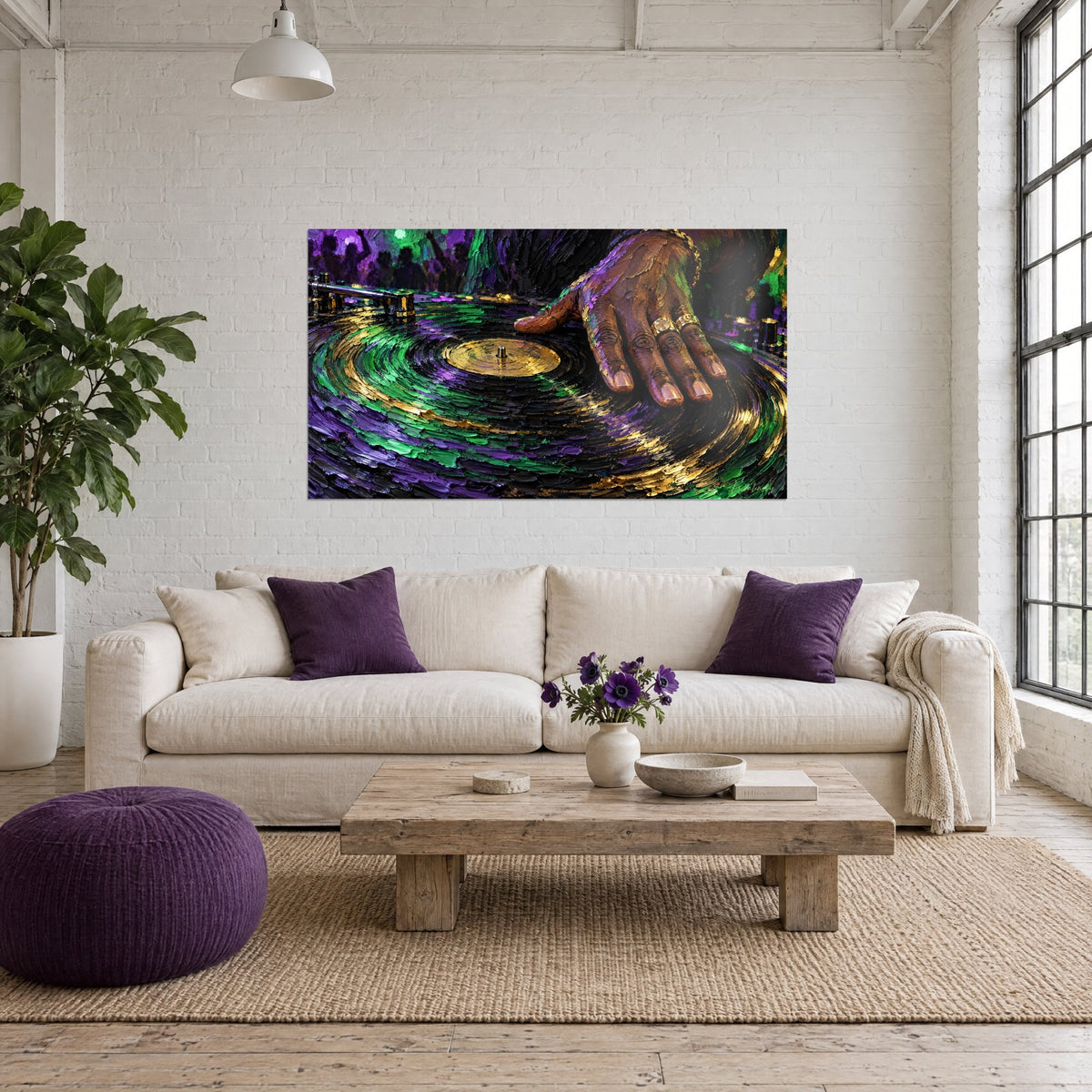 Schilderij van een DJ-draaitafel met groene en gouden krullen, met geringde hand op de vinylplaat, boven een bank in een lichte woonkamer
