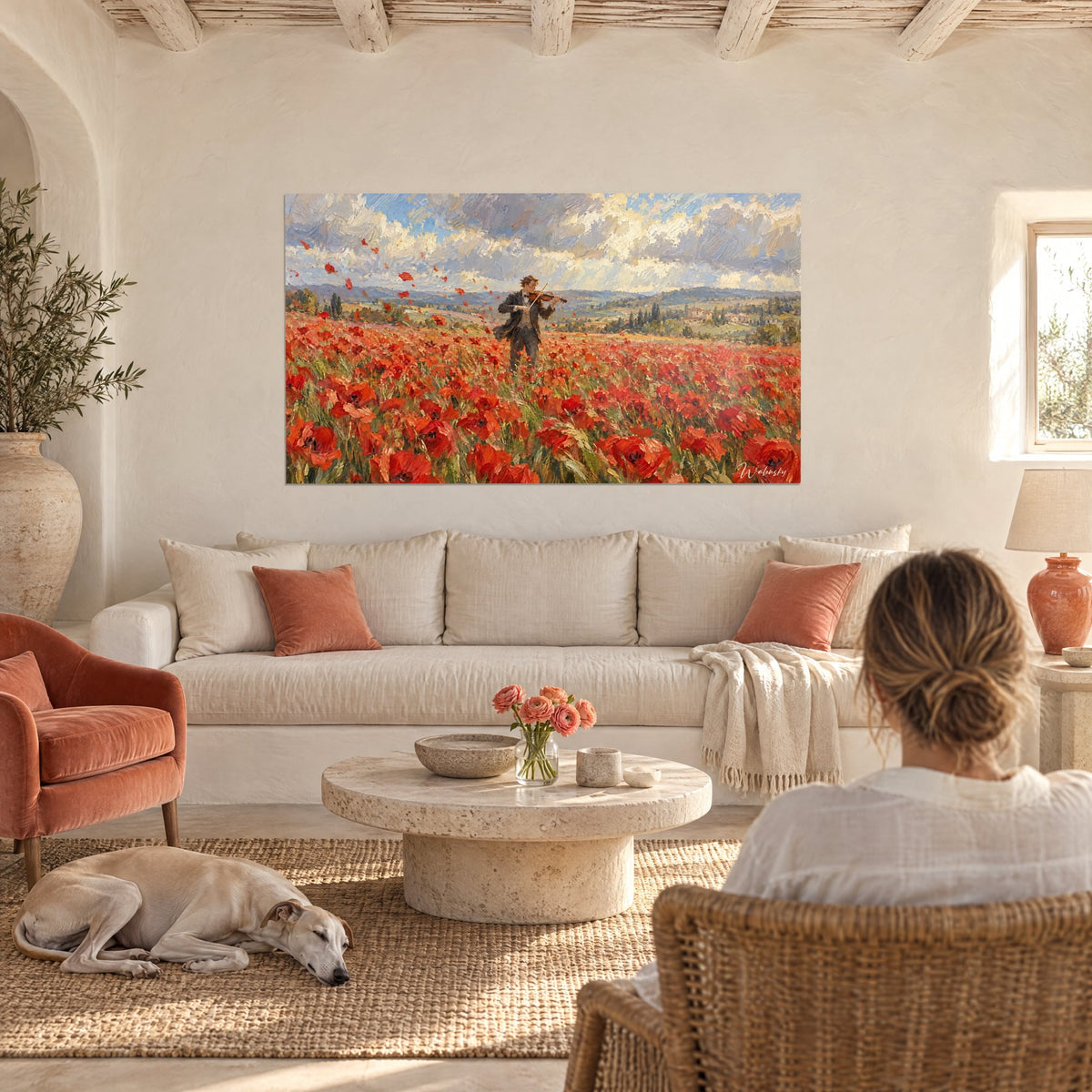 Tableau violoniste en veste sombre jouant parmi les coquelicots rouges sous un ciel bleu et crème, au-dessus d'un canapé dans un salon lumineux