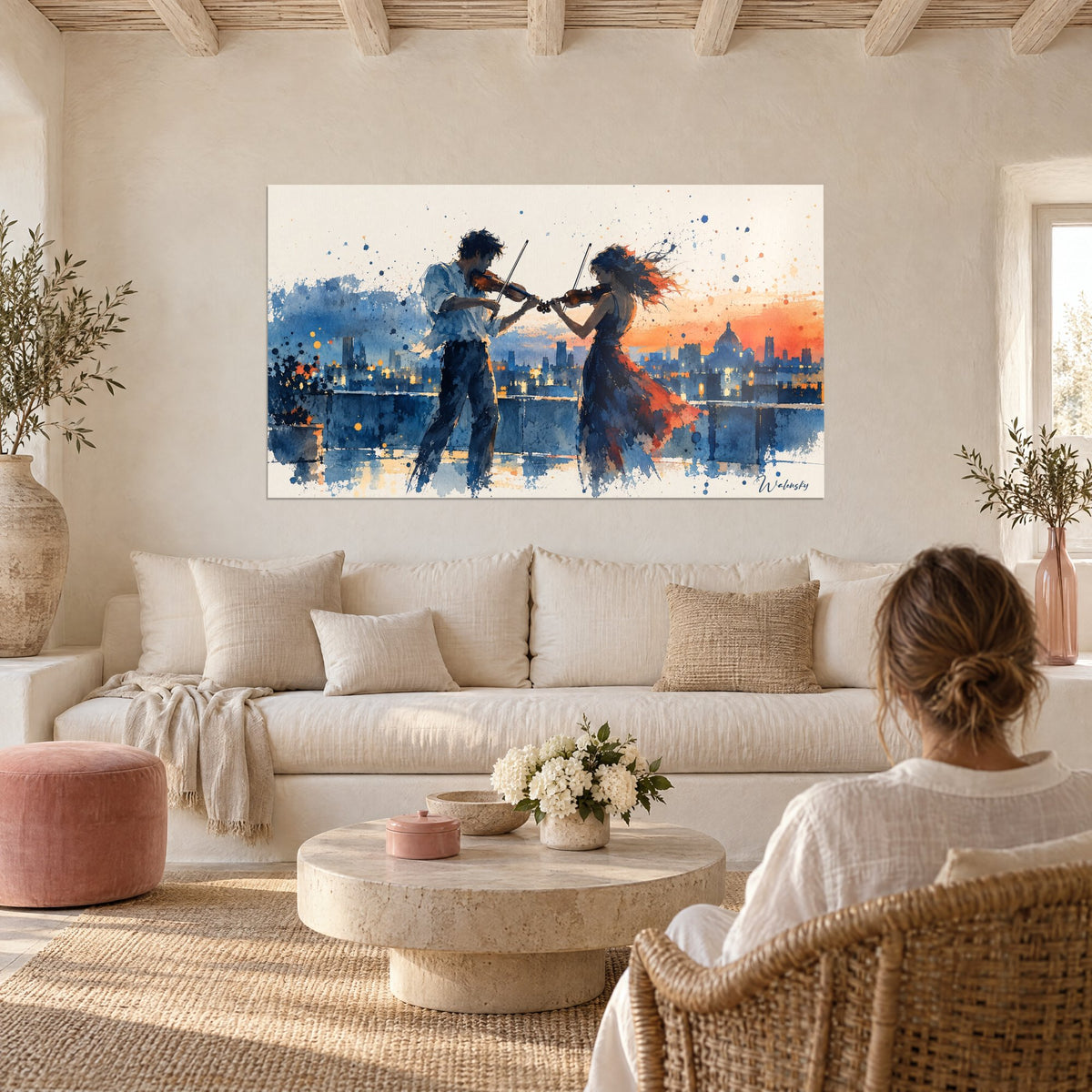 Tableau duo de violonistes en aquarelle, bleu nuit et orange crépuscule, une femme de dos au-dessus d'un canapé dans un salon lumineux
