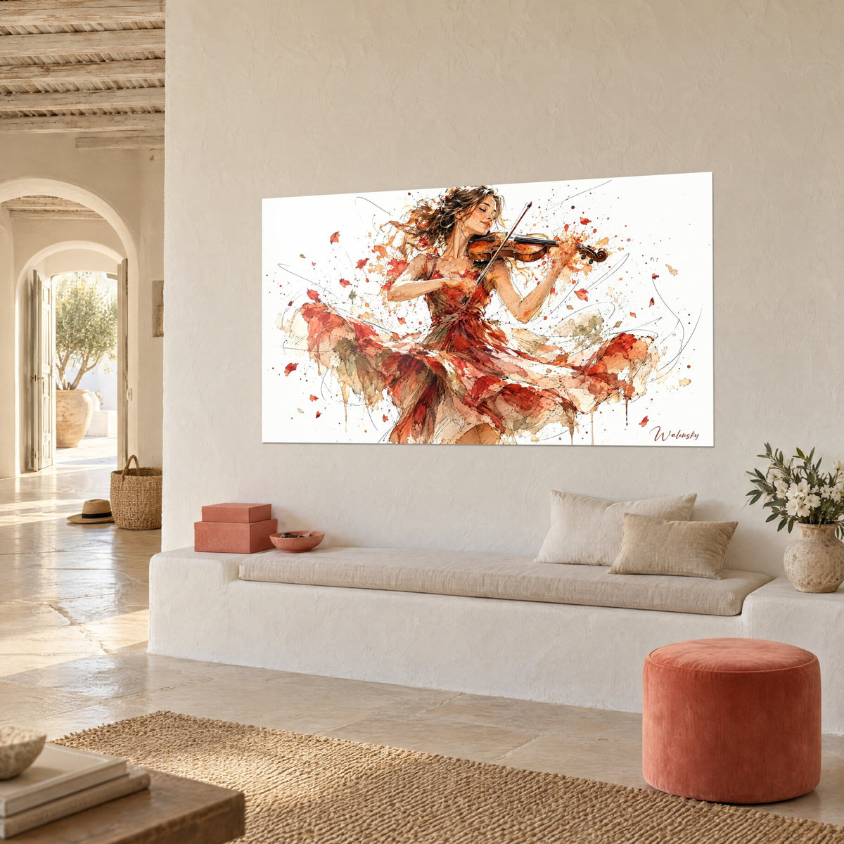 Tableau musicienne les yeux clos jouant du violon, jupe corail et vert sauge, sur un mur blanc d'une maison méditerranéenne