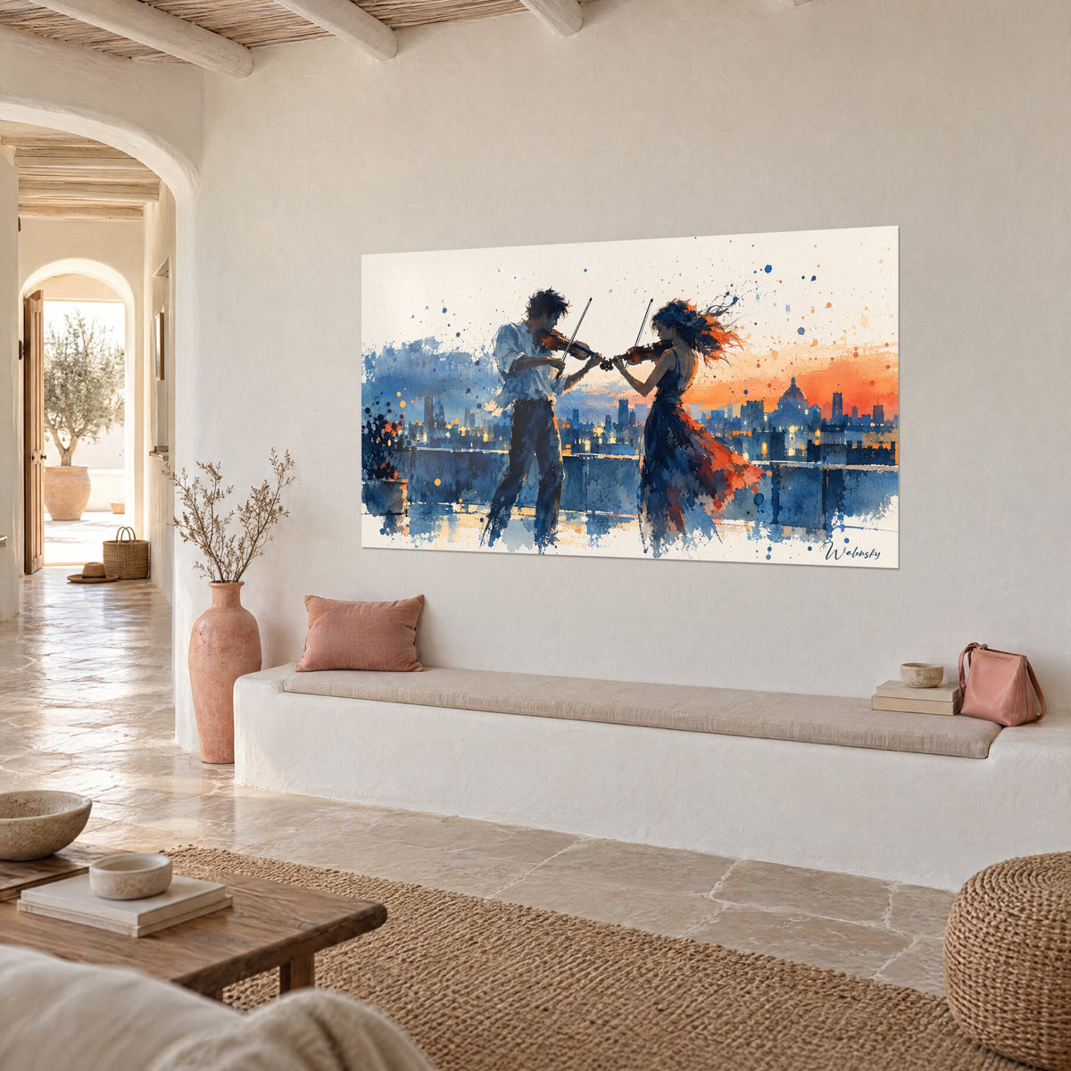 Tableau musiciens archet levé sur skyline dorée, bleu cobalt et corail, mur blanc, vue de trois-quarts, maison méditerranéenne