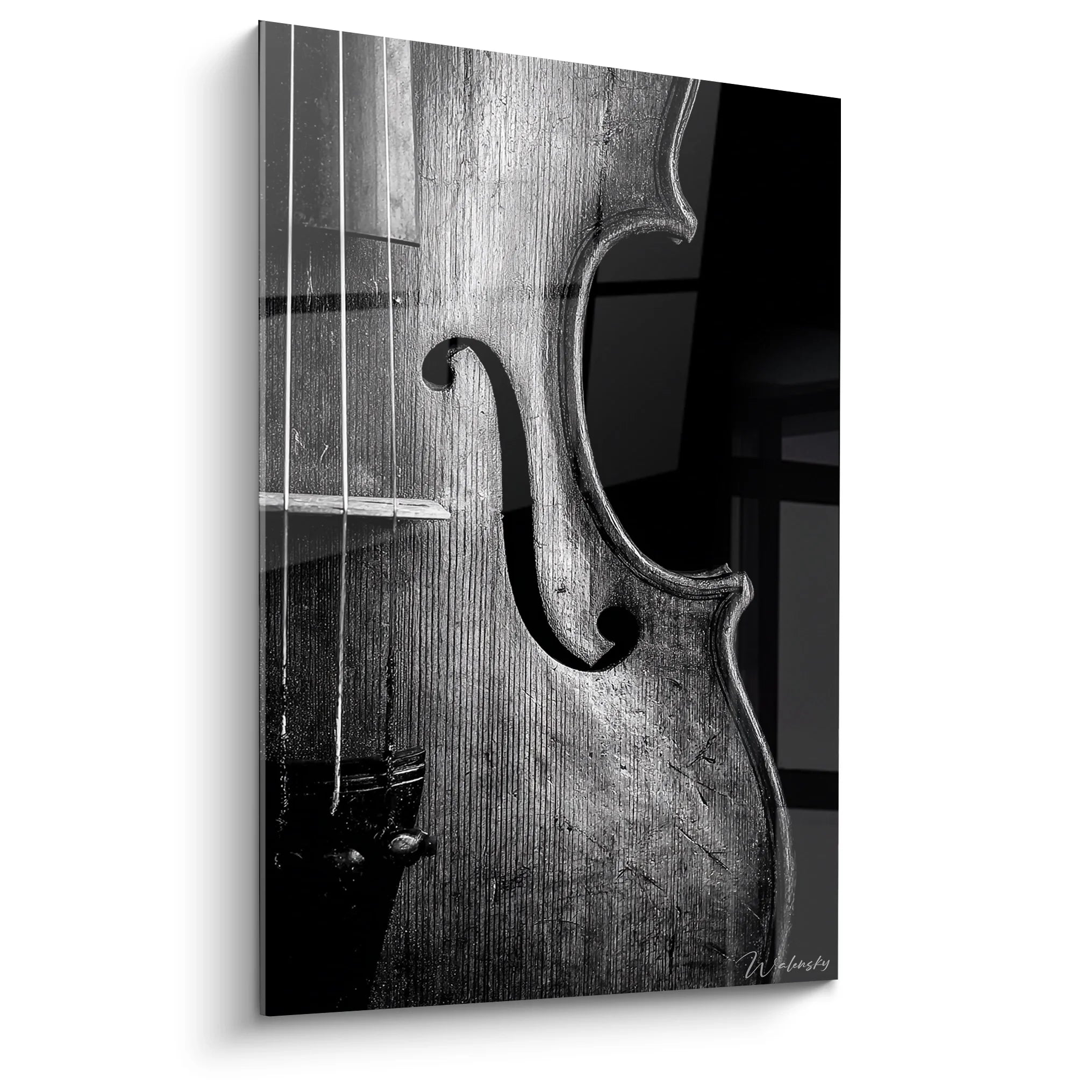 Tableau violon noir et blanc montrant les détails sculptés et les cordes de l'instrument musical