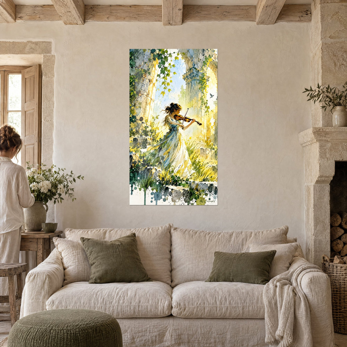 Tableau violoniste en robe claire jouant parmi des colonnes de lierre, jaune soleil et vert tendre, au-dessus d'un canapé dans un salon lumineux