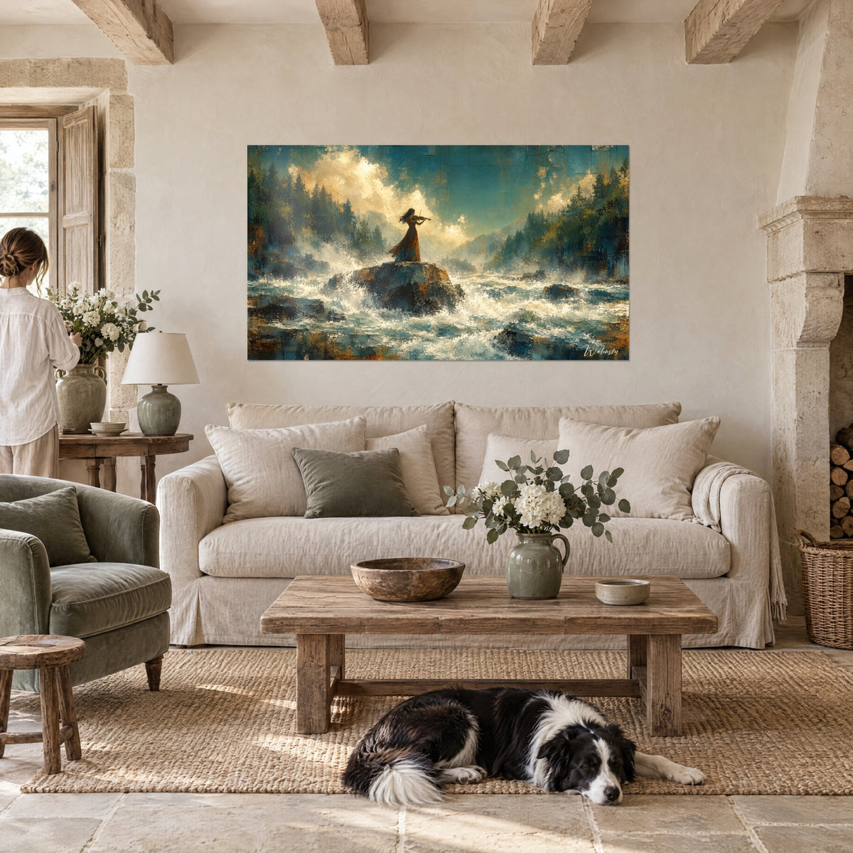 Tableau violoniste en robe cuivrée debout sur un rocher, écume blanche et ciel turquoise, au-dessus d'un canapé dans un salon lumineux