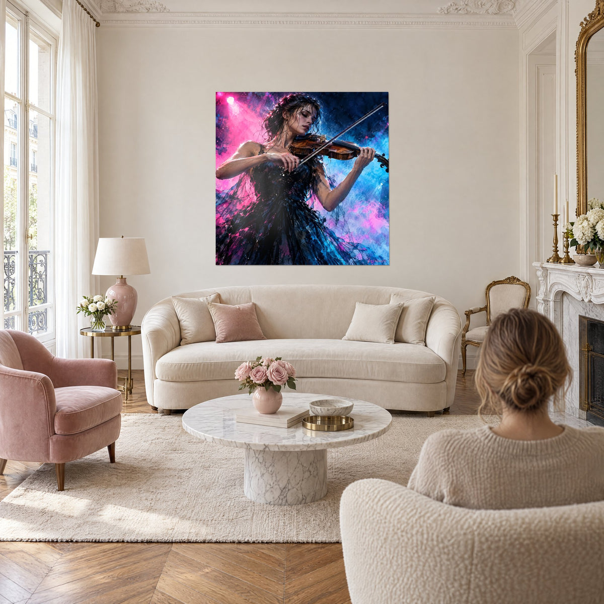 Tableau violoniste en robe noire, fumée rose et bleu électrique, au-dessus d'un canapé dans un salon lumineux