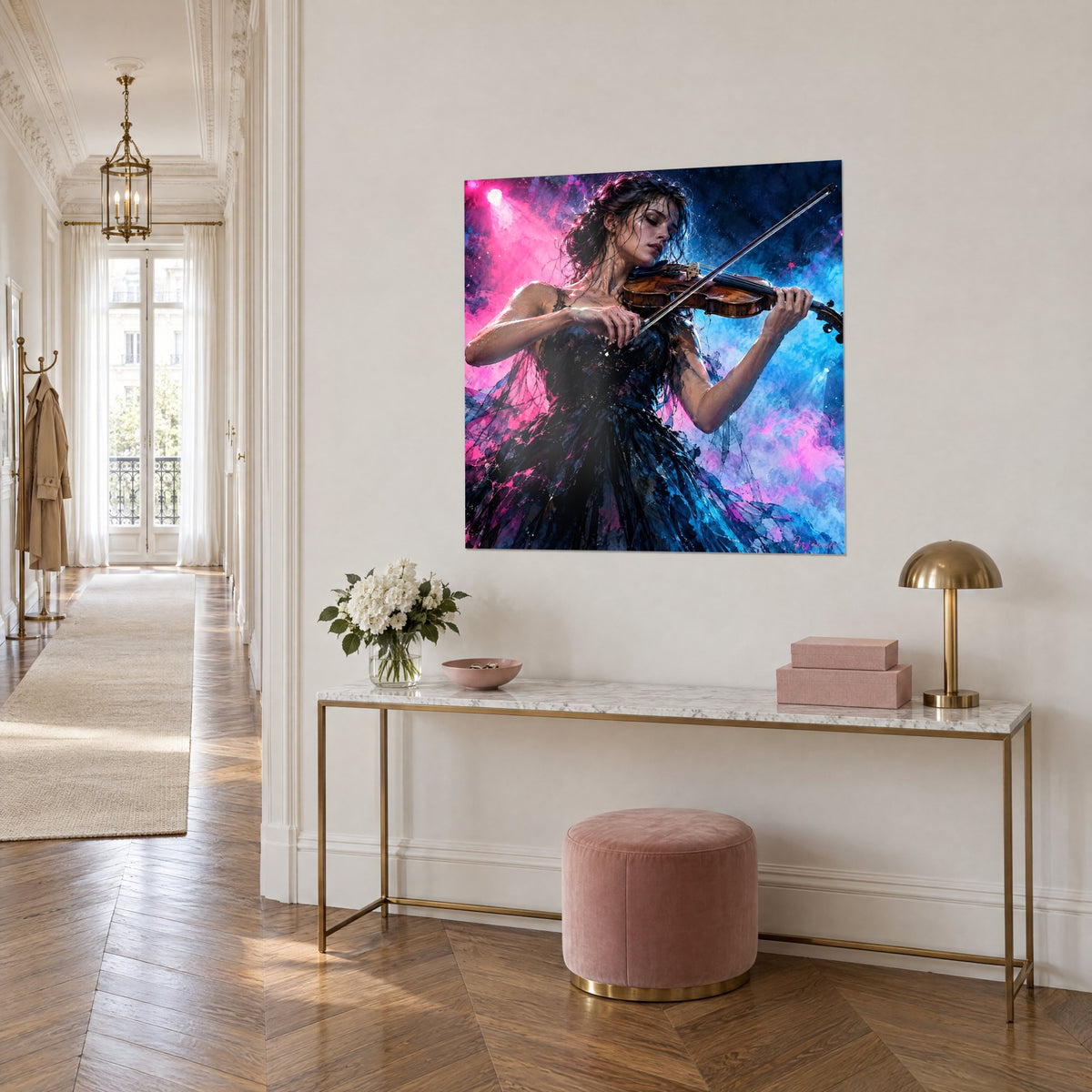 Tableau musicienne archet levé dans un halo magenta et indigo, accroché au-dessus d'une console dorée, vue en perspective