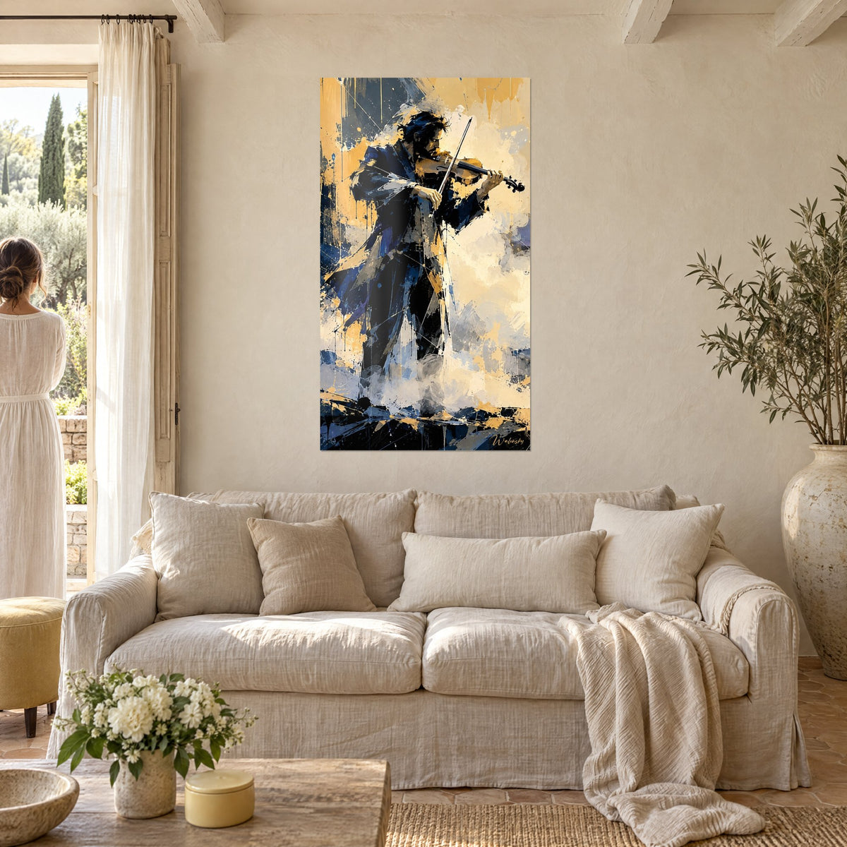 Schilderij van een bebaarde violist in een marineblauwe jas, opgeheven strijkstok, gouden spatten, boven een bank in een lichte woonkamer