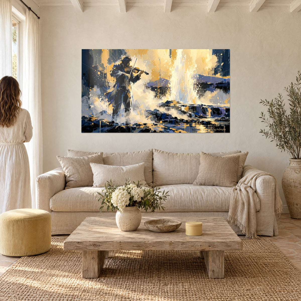 Tableau violoniste en veste sombre jouant face à la cascade dorée, éclaboussures bleu nuit, au-dessus d'un canapé dans un salon lumineux