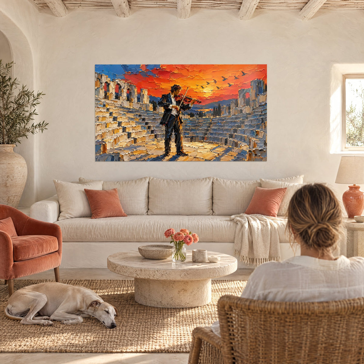 Tableau violoniste en costume noir jouant dans des gradins ocre, ciel orange et bleu, au-dessus d'un canapé dans un salon lumineux