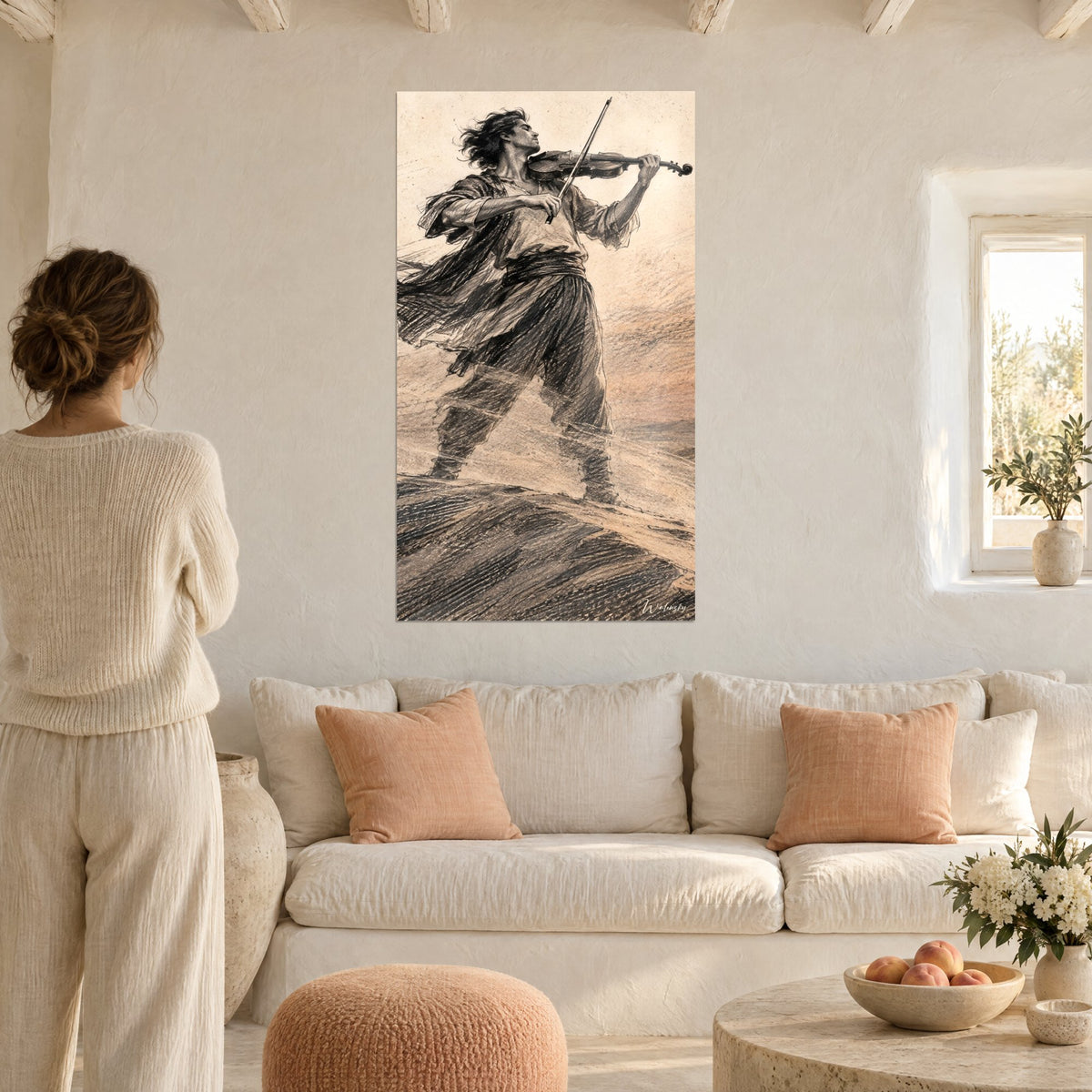 Tableau violoniste aux cheveux ébouriffés, crayon noir sur sable beige, accroché au-dessus d'un canapé dans un salon lumineux