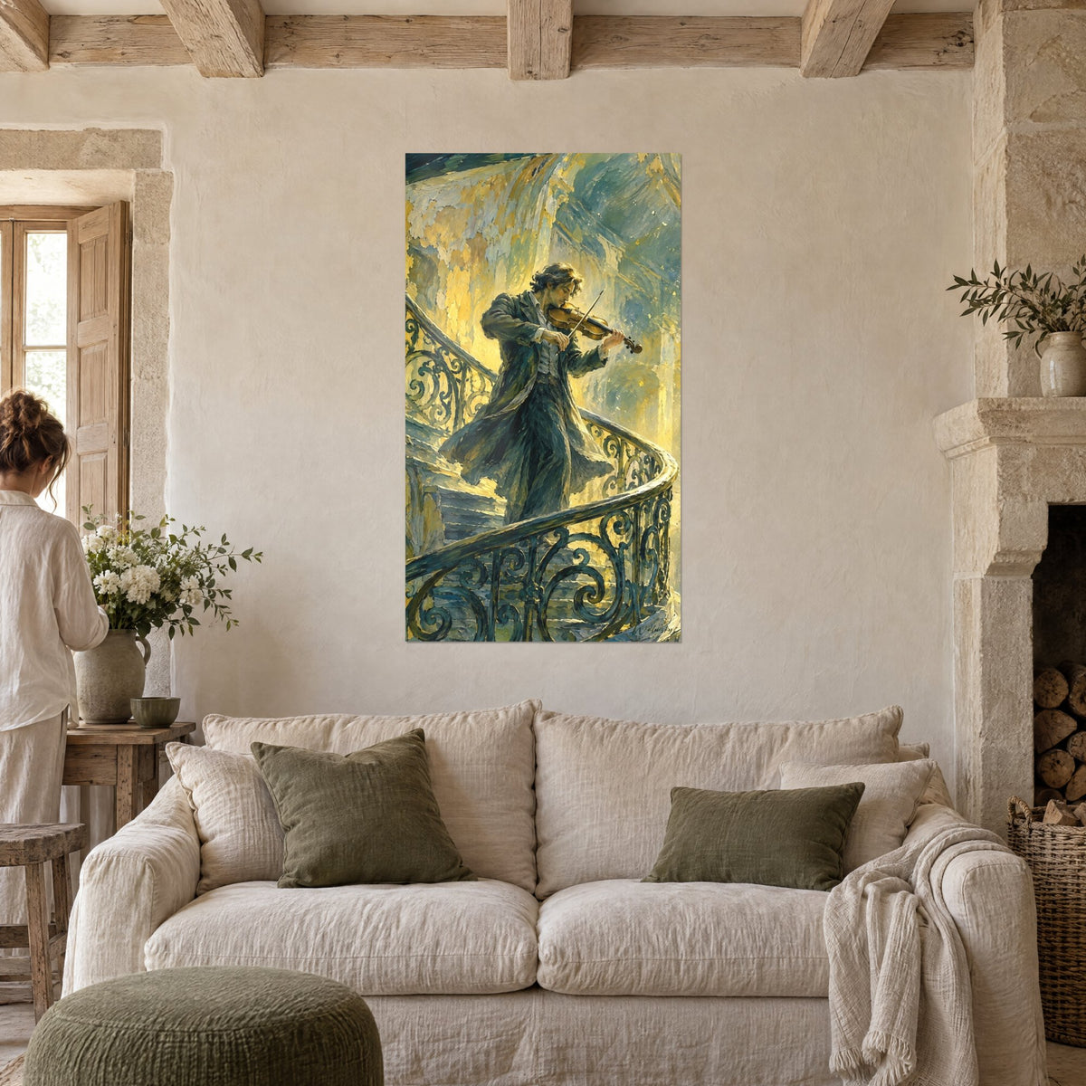 Tableau violoniste en redingote verte jouant sur un escalier à volutes, murs ocre et jaune, au-dessus d'un canapé dans un salon lumineux