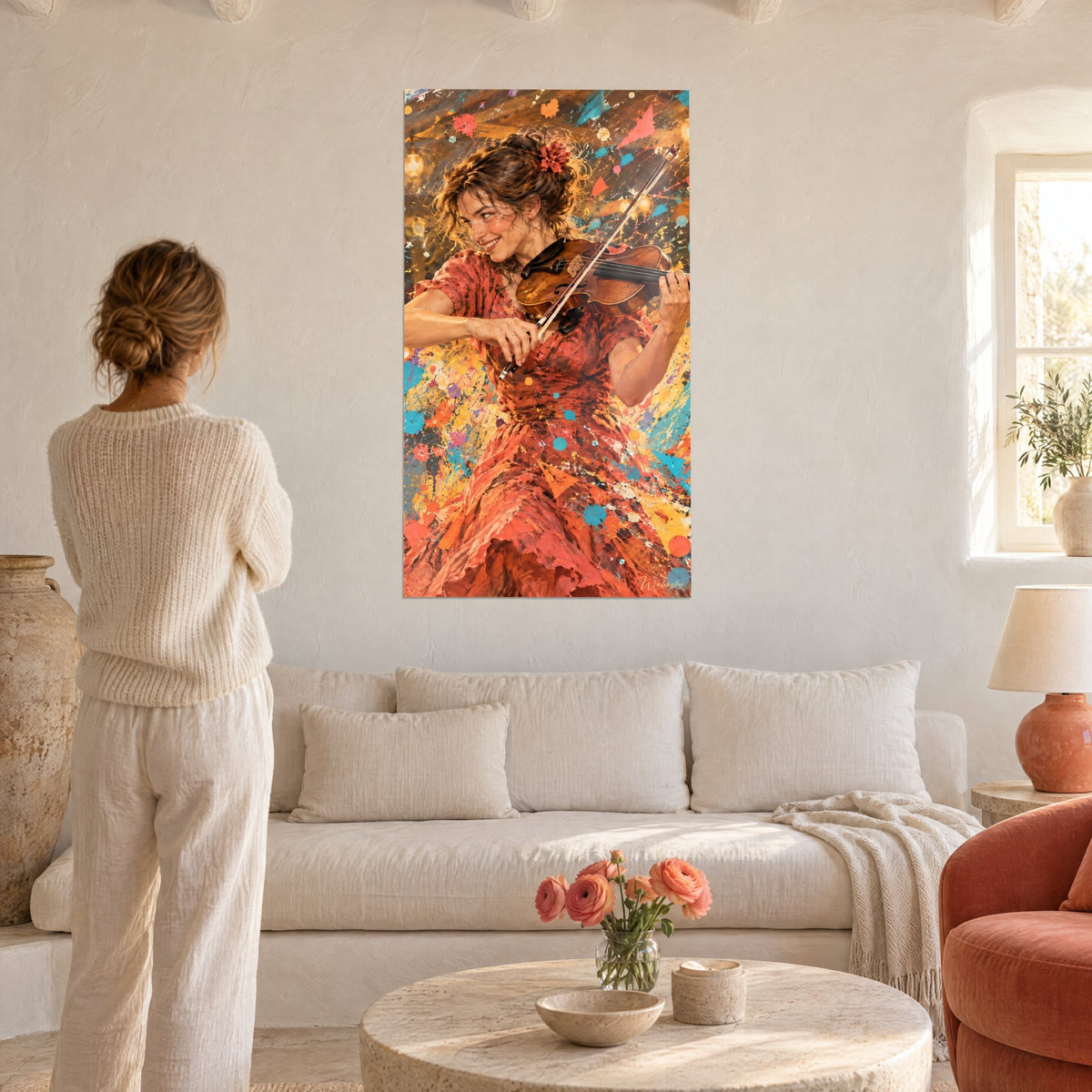Tableau violoniste souriante en robe corail, éclaboussures turquoise et safran, une femme de dos, au-dessus d'un canapé dans un salon lumineux