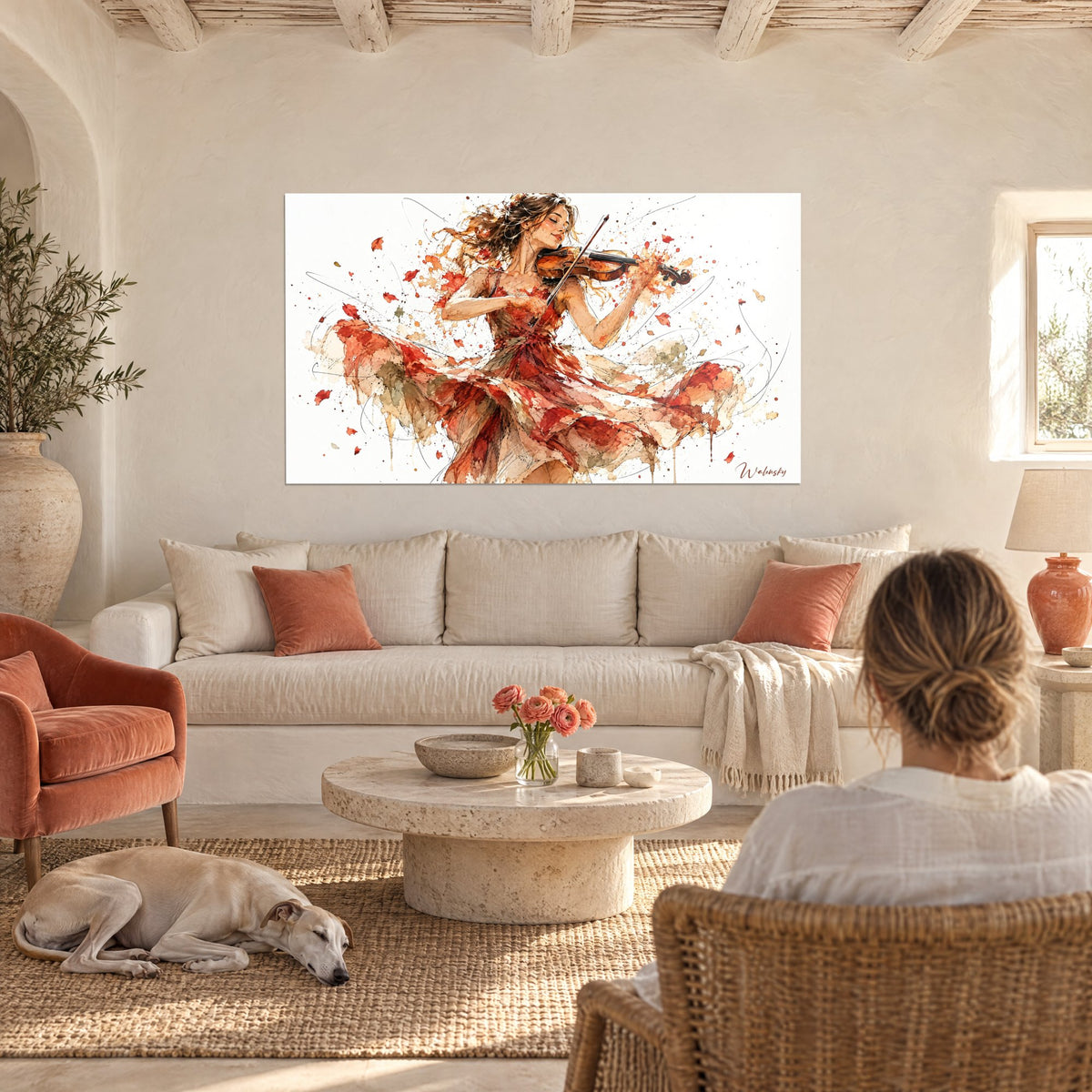 Tableau violoniste aux cheveux ondulés, robe rouge et ocre en tourbillon, éclaboussures, au-dessus d'un canapé dans un salon lumineux