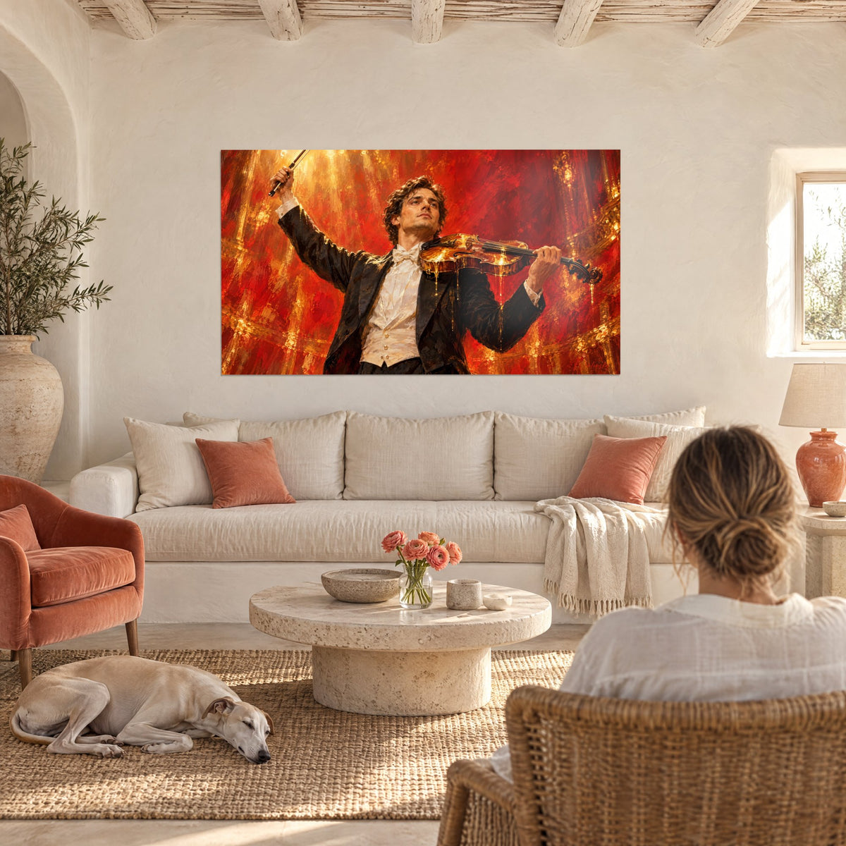 Tableau violoniste en smoking noir, bras levé tenant l'archet sur fond rouge vif et or, au-dessus d'un canapé dans un salon lumineux