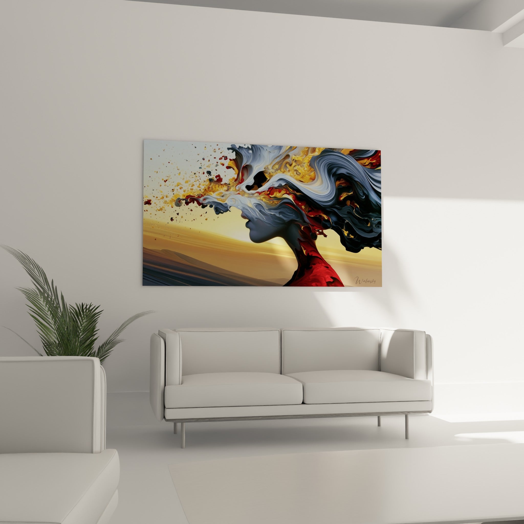 Chevelure ocre et anthracite du Visage abstrait suspendue au-dessus d'un canapé dans un salon lumineux