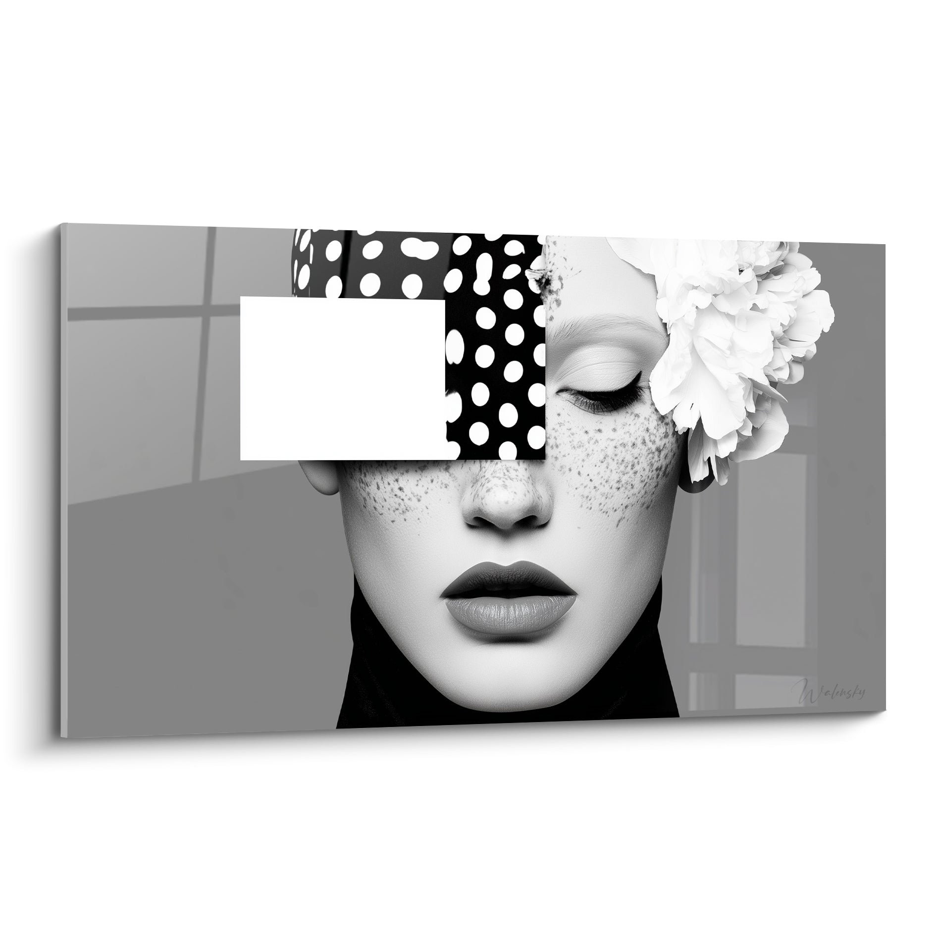 Visage abstrait aux tons noir et blanc, bandeau à pois et fleur blanche sur la joue