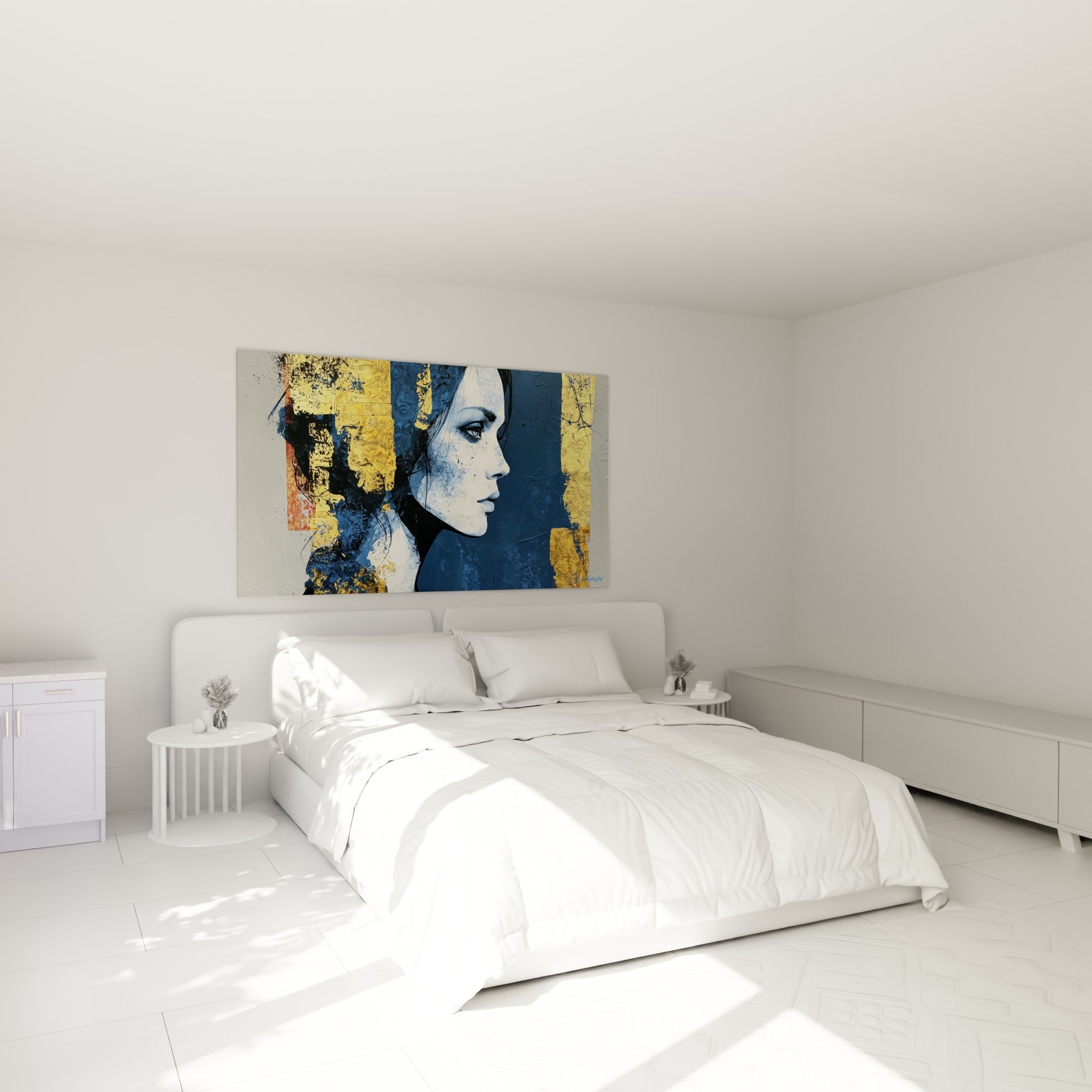 Profil bleu marine du visage abstrait aux touches dorées, accroché au-dessus d'un lit dans une chambre claire
