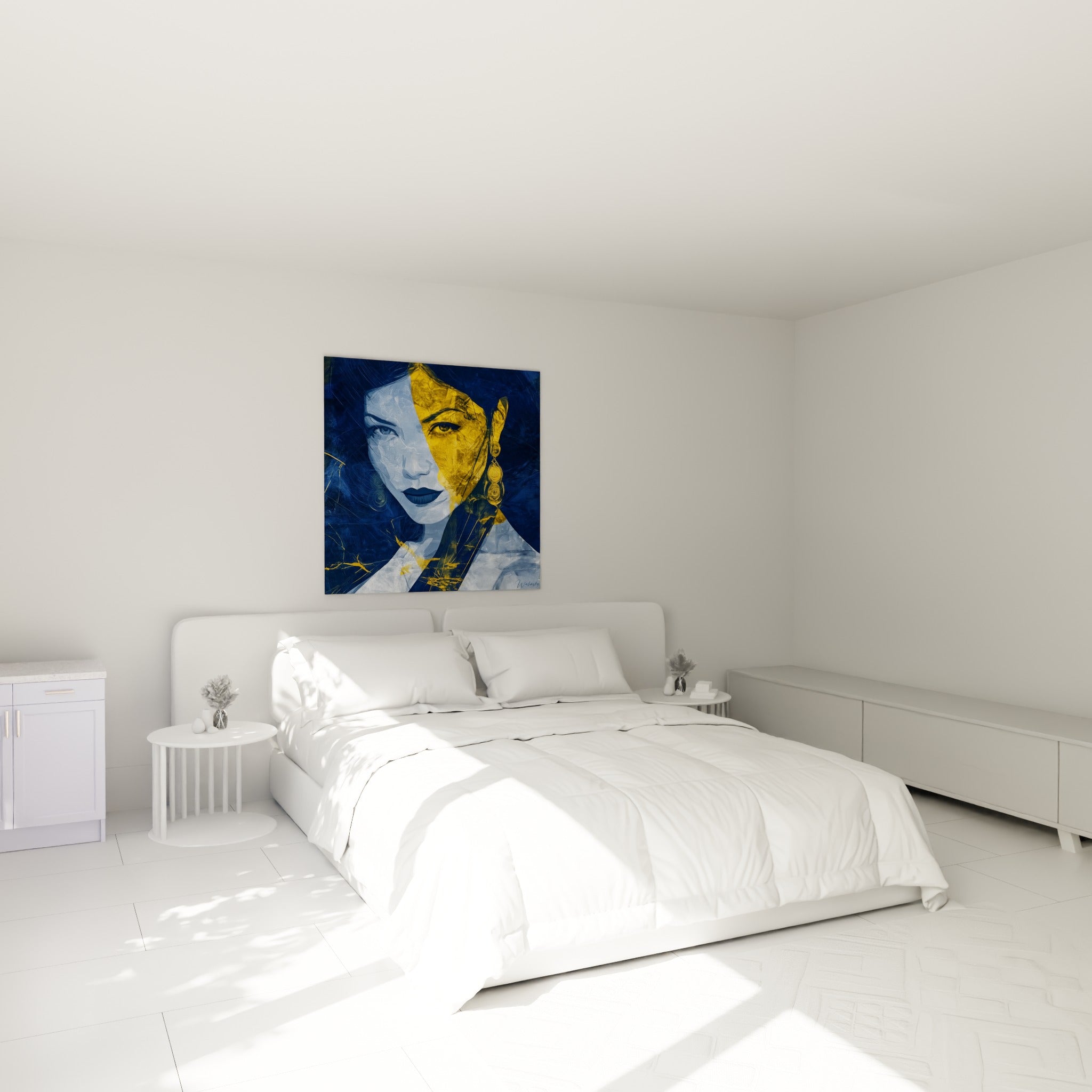Visage bicolore bleu marine et doré, regard intense, accroché au-dessus d'un lit dans une chambre claire