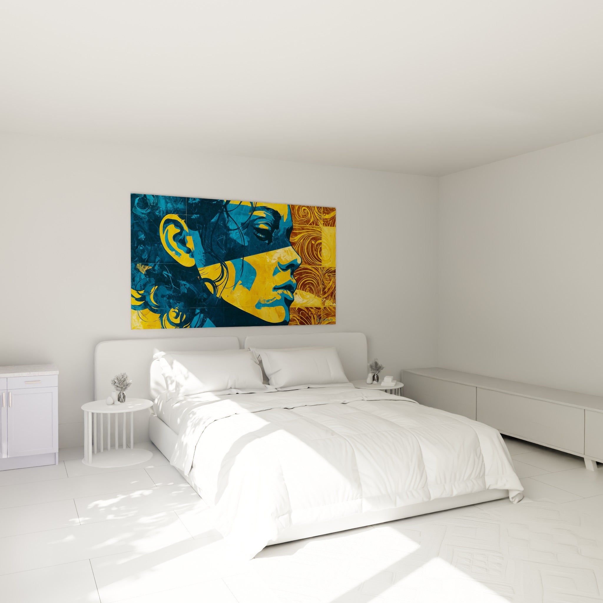 Visage abstrait bicolore bleu marine et doré accroché au-dessus d'un lit dans une chambre claire
