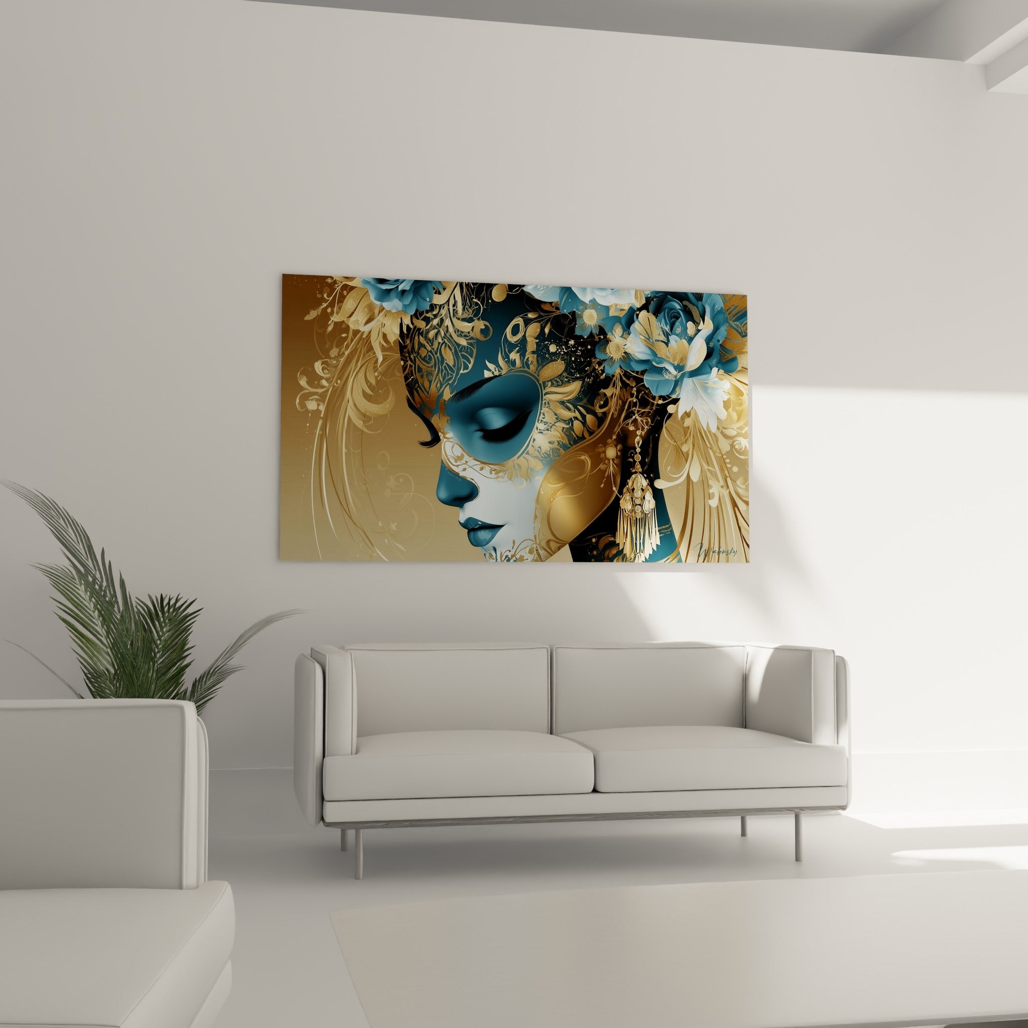 Profil bleu et doré orné de fleurs bleu ciel, bijou pendant doré, au-dessus d'un canapé dans un salon lumineux