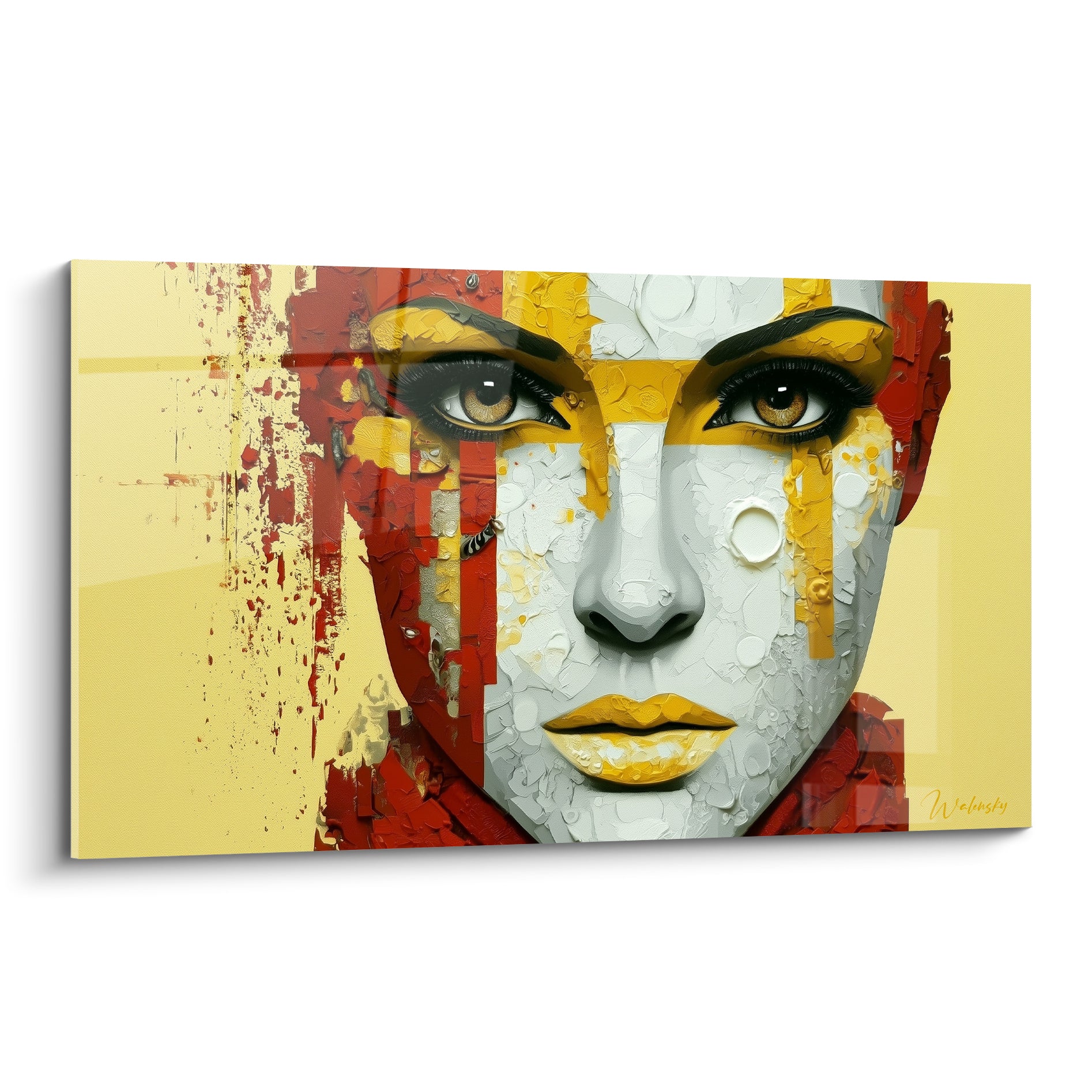 Visage abstrait blanc craquelé aux bandes rouges et dorées, regard fixe et intense