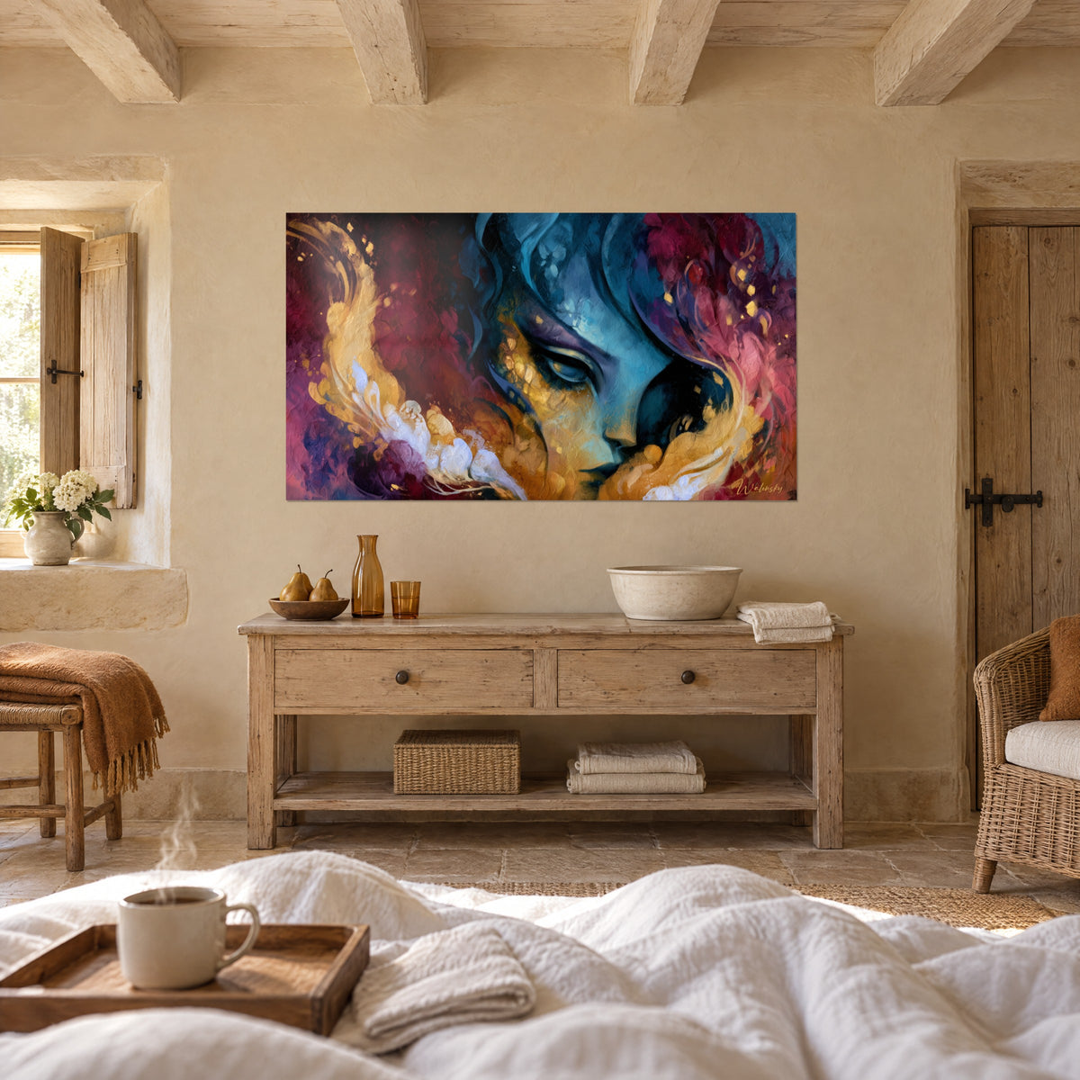 Tableau regard féminin bleu nuit entouré de rouge bordeaux et de pétales dorés, au-dessus d'un lit dans une chambre claire