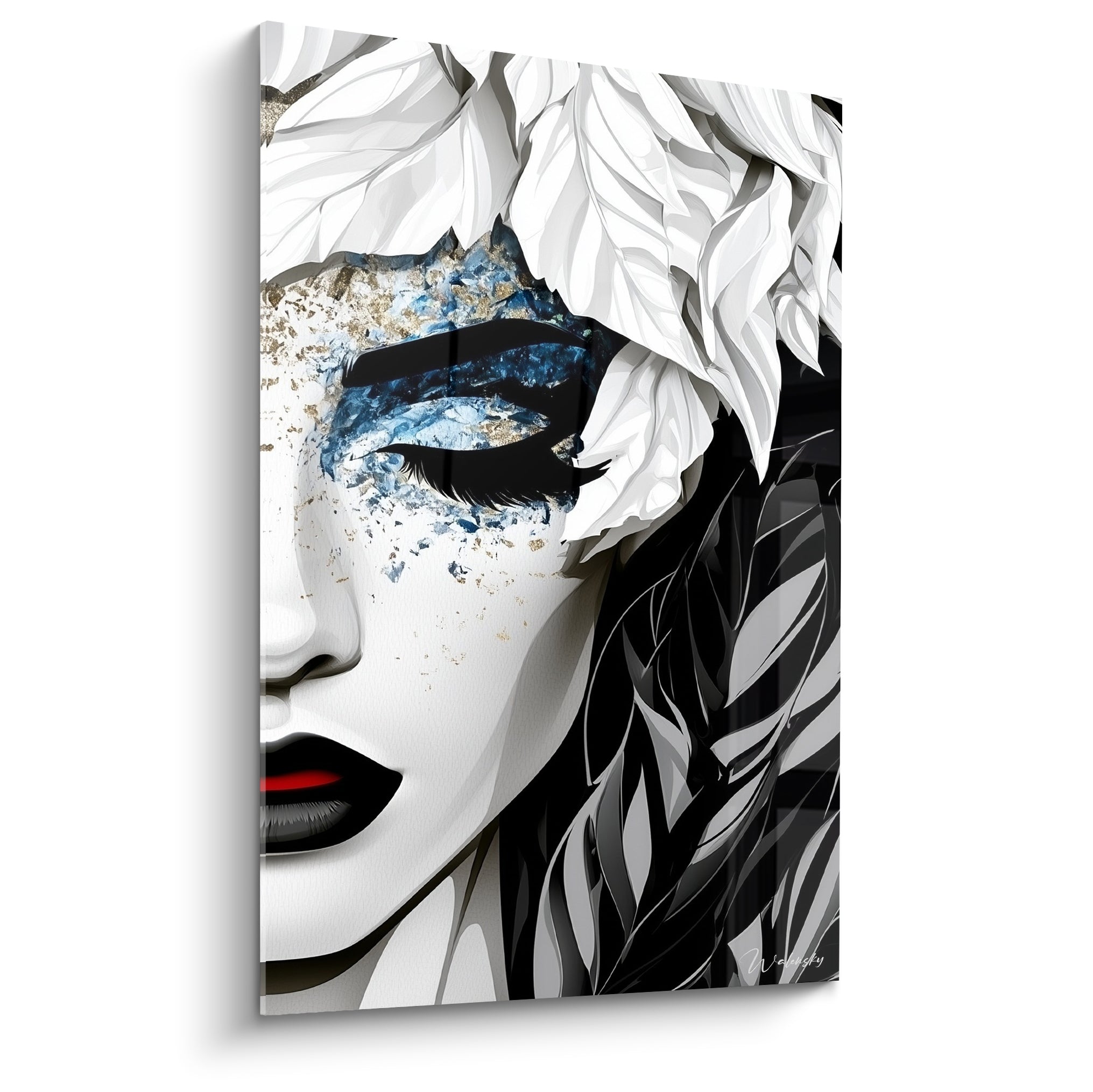 Visage abstrait aux paupières bleu et or, bouche rouge intense, mèches anthracite et blanches
