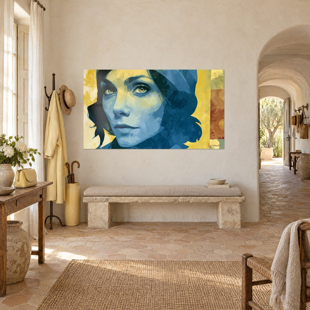 Cuadro rostro femenino azul acero con mechones negros, fondo amarillo y cuadrado ocre grabado, visto de tres cuartos, pared blanca del mas