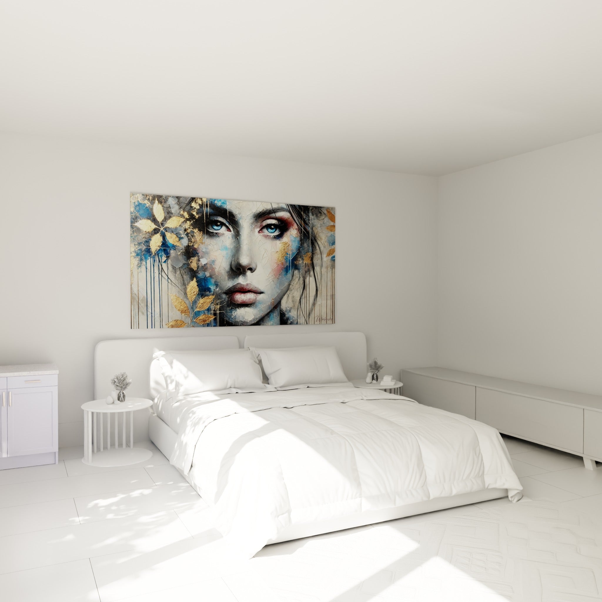 Portrait féminin bleu marine et doré aux textures craquelées, au-dessus d'un lit dans une chambre claire