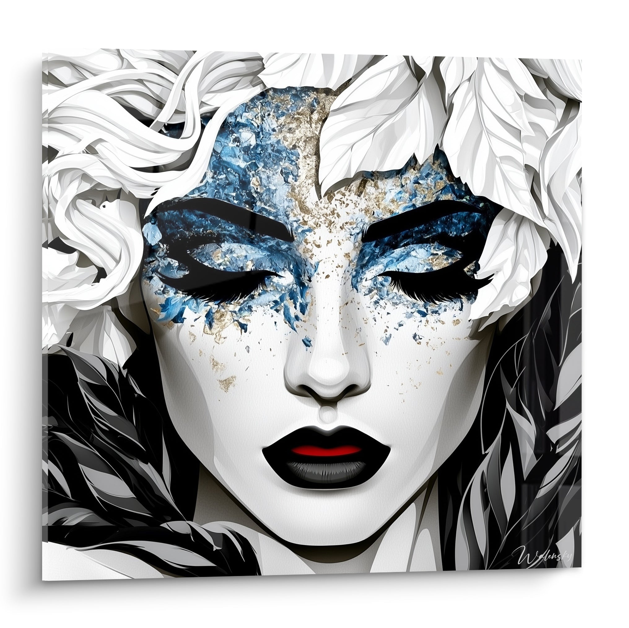Visage abstrait aux paupières bleu marine et dorées, lèvres rouges, cheveux blancs sculptés