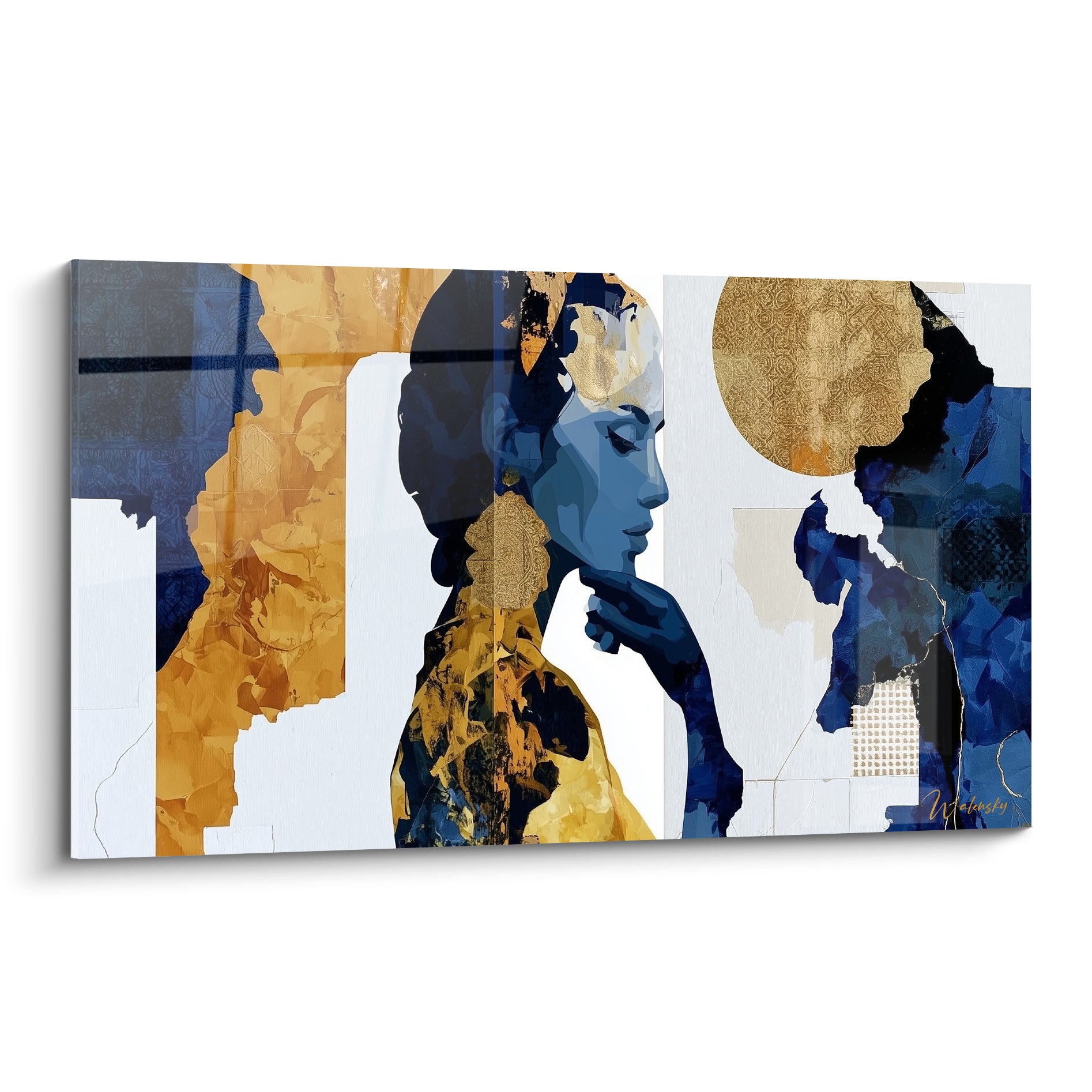 Visage abstrait de profil en bleu marine et doré, main sous le menton, collage graphique