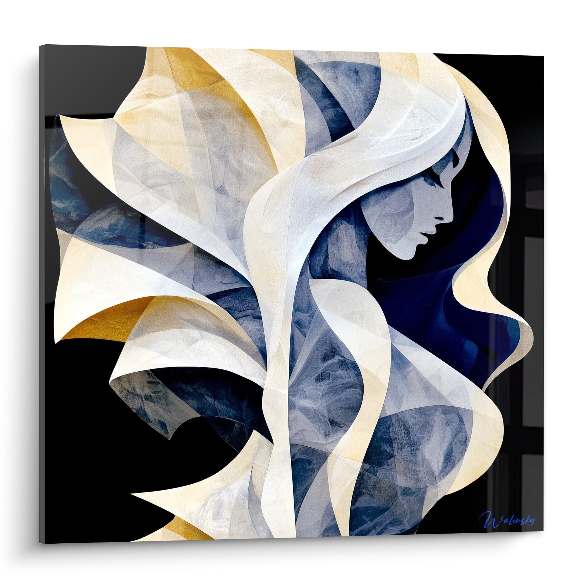 Visage abstrait aux rubans bleu marine et dorés sur fond noir profond, courbes fluides et lumineuses