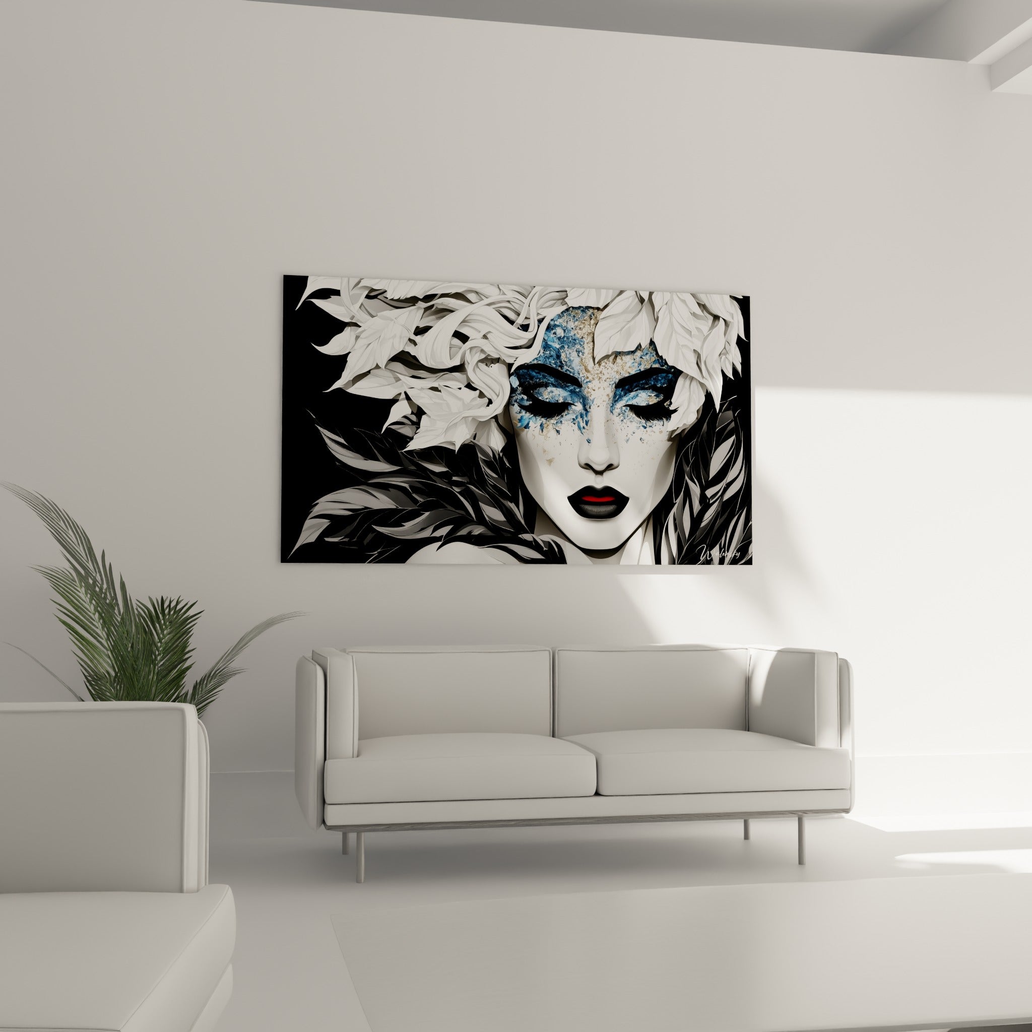 Visage énigmatique aux tons bleu marine et blancs, plumes noires, placé au-dessus d'un canapé dans un salon lumineux