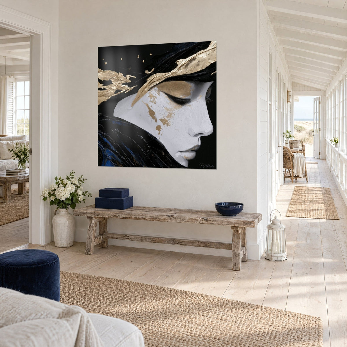 Gemälde weibliches Gesicht im Profil, schwarze Strähnen und Goldblattakzente auf heller Haut, helle Wand eines Flurs am Meer