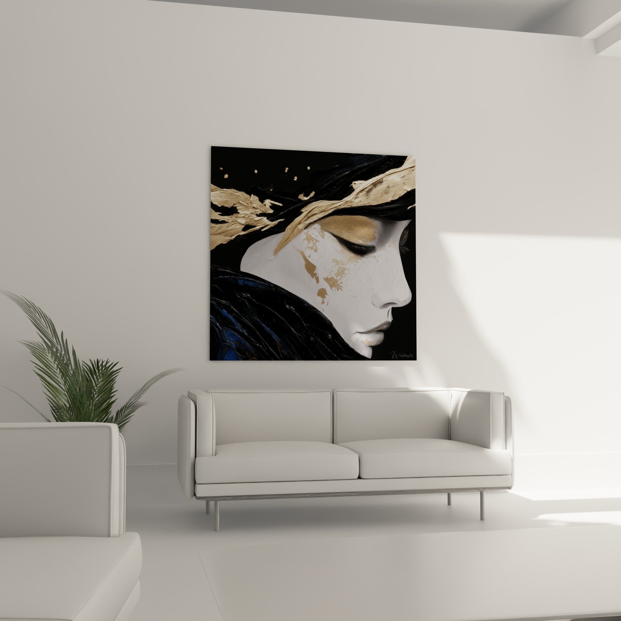 Portrait abstrait blanc, noir et bleu marine au-dessus d'un canapé dans un salon lumineux