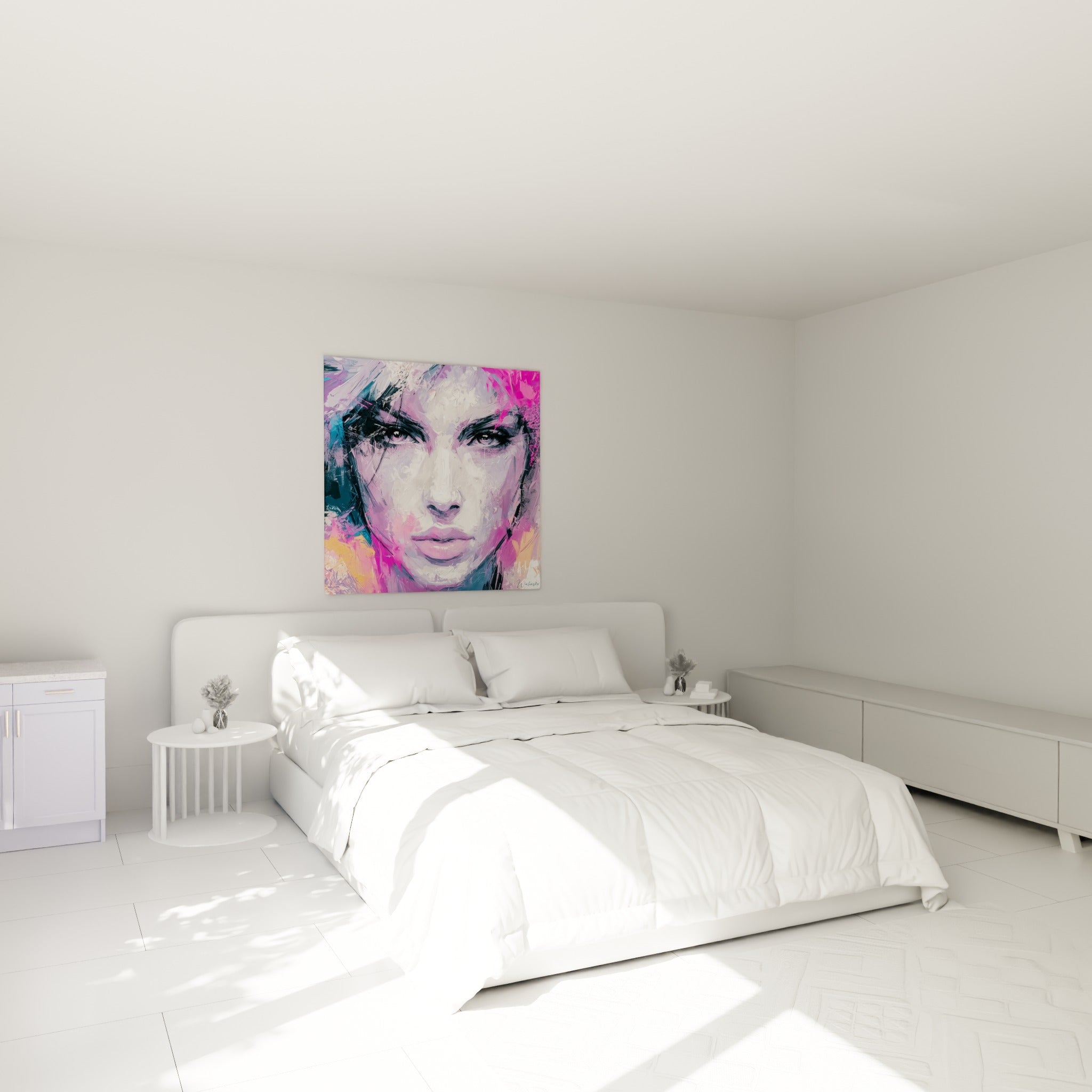 Portrait fragmenté rose et bleu pétrole du visage abstrait, au-dessus d'un lit dans une chambre claire