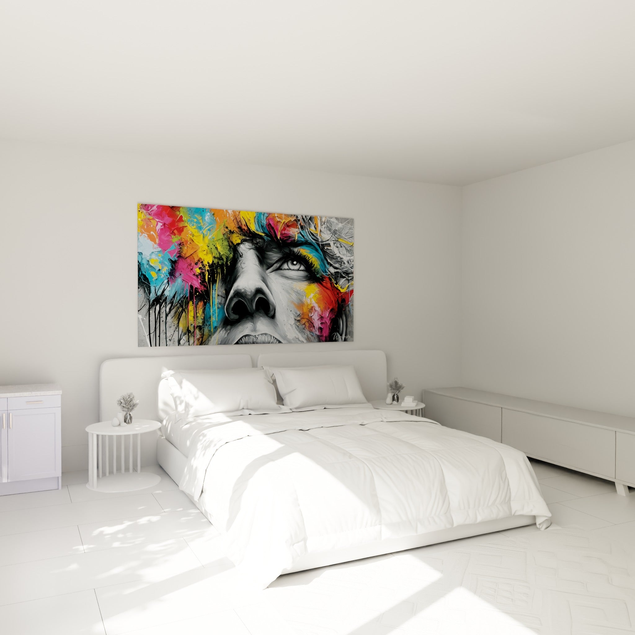 Regard intense en noir et blanc surmonté de couleurs orange et roses, au-dessus d'un lit dans une chambre claire