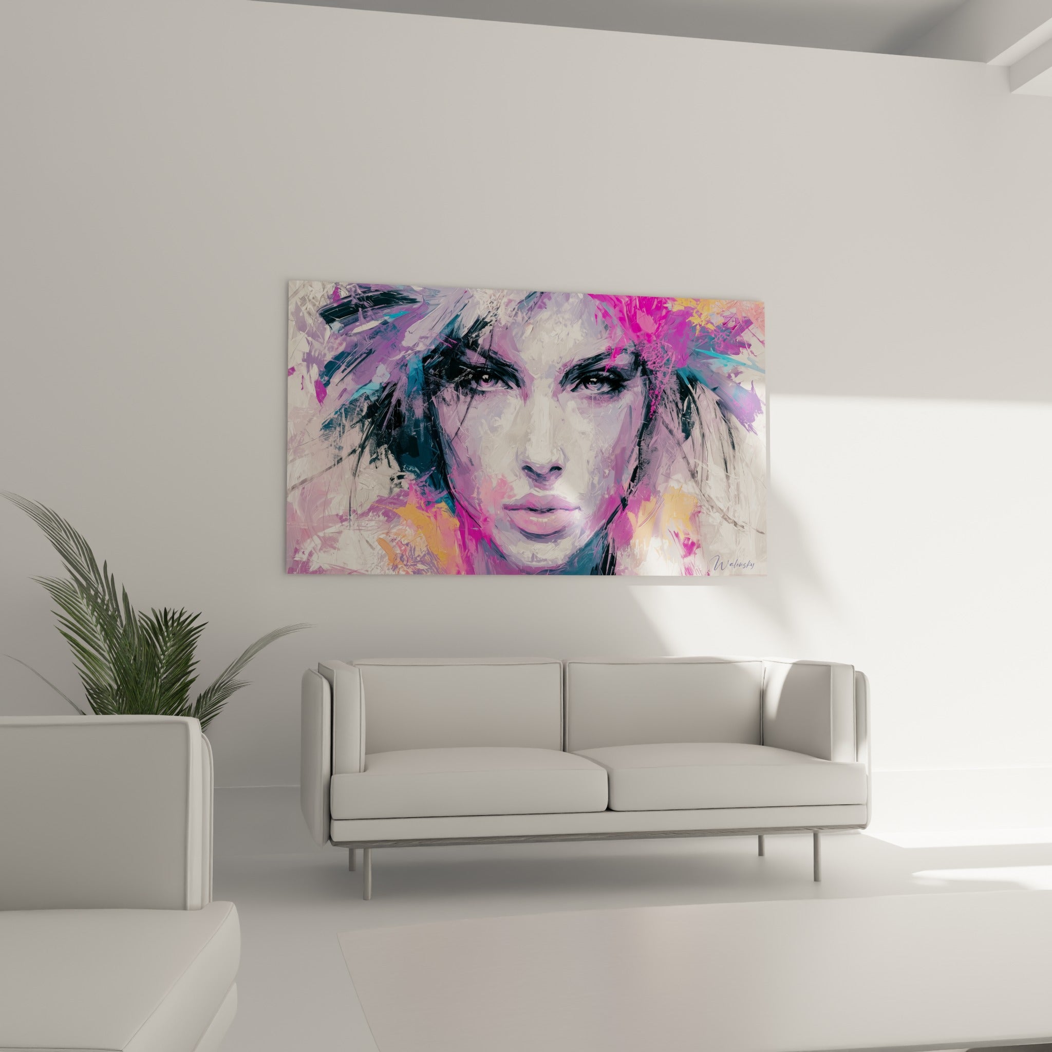 Visage abstrait bleu turquoise et violet au-dessus d'un canapé dans un salon lumineux