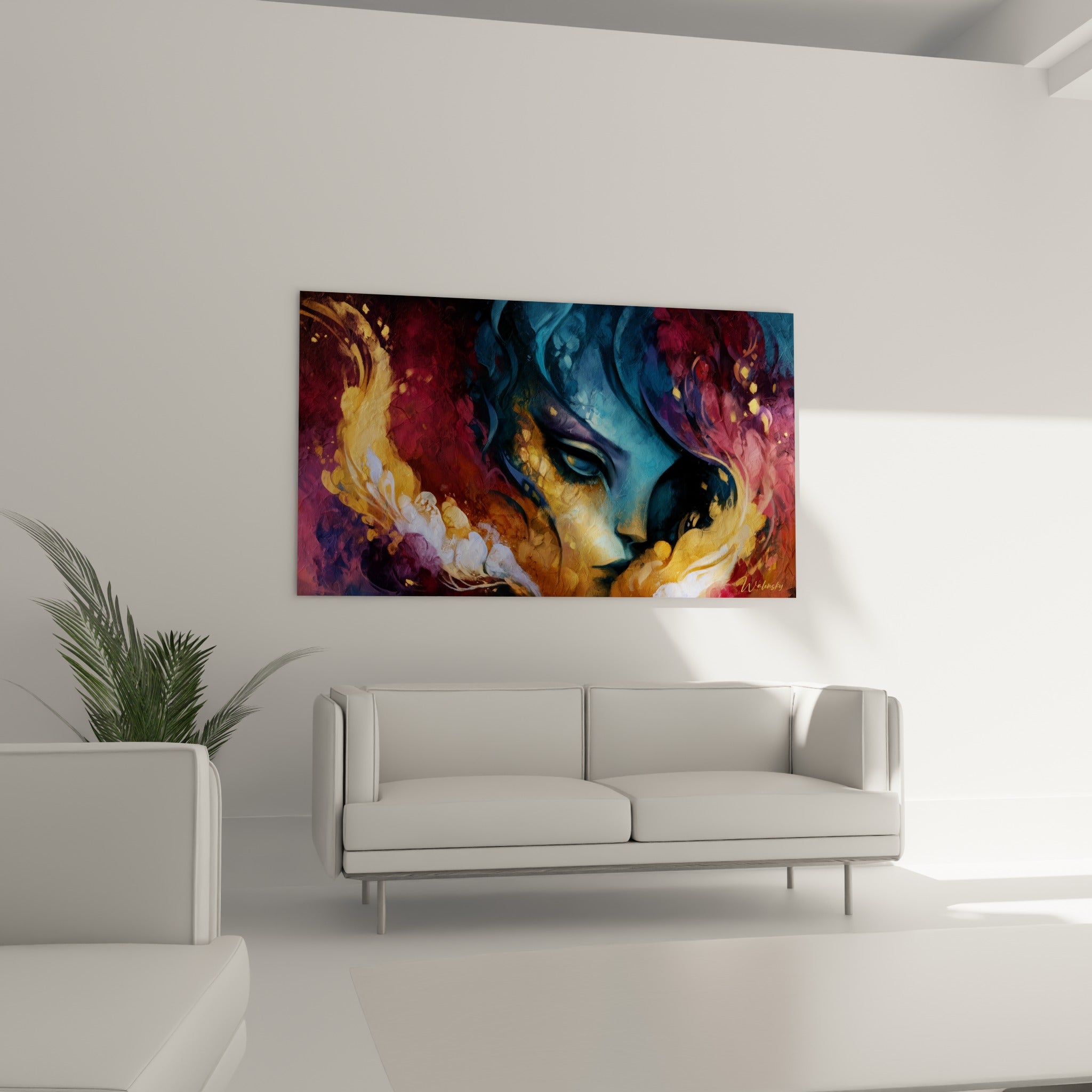Visage aux tons bleu pétrole et dorés se détachant sur un fond pourpre, tableau visage abstrait au-dessus d'un canapé dans un salon lumineux